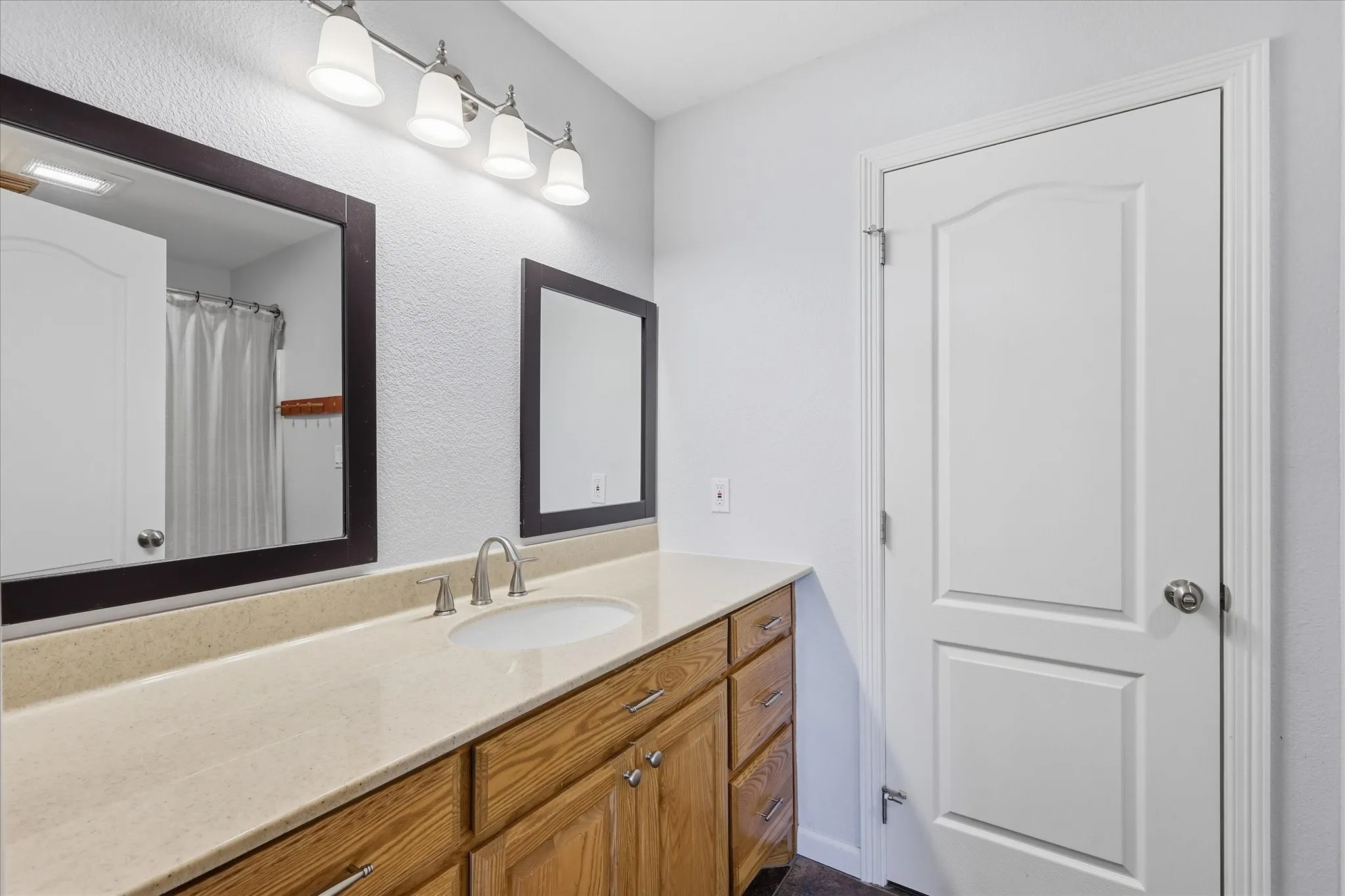 Jack and Jill bathroom for bedrooms 3 and 4