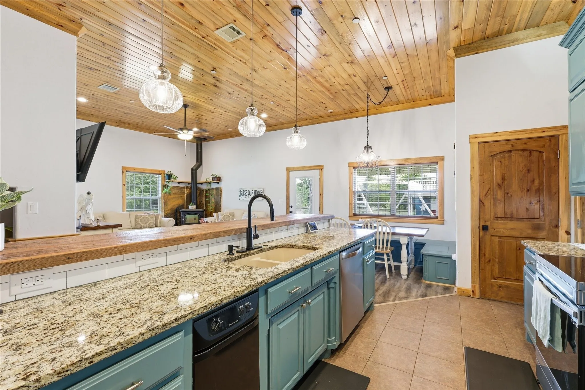 Single Family Residence For Sale in Ellis County , 399 Brindley Road, Maypearl, Texas 76064, 4 Bedroom, 5 Bathroom, 1 Garage spaces, 3,999 Sqft, built in 2015, mls#21319200, Real Estate Agent in Maypearl, Homes For Sale in Ellis county, Homes For Sale in Maypearl, Realtor in Maypearl Texas, Real Estate Brokerage Independent Realty Texas, Luminita Cordes Realtor