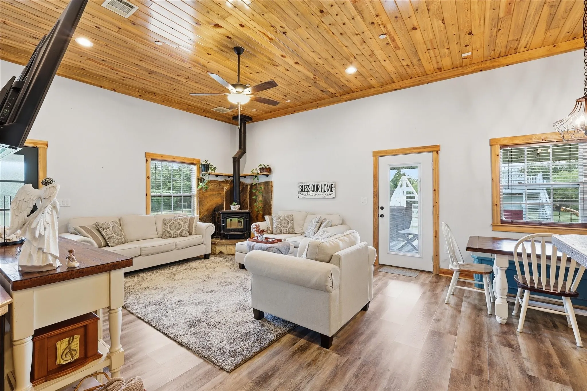 Single Family Residence For Sale in Ellis County , 399 Brindley Road, Maypearl, Texas 76064, 4 Bedroom, 5 Bathroom, 1 Garage spaces, 3,999 Sqft, built in 2015, mls#21319200, Real Estate Agent in Maypearl, Homes For Sale in Ellis county, Homes For Sale in Maypearl, Realtor in Maypearl Texas, Real Estate Brokerage Independent Realty Texas, Luminita Cordes Realtor