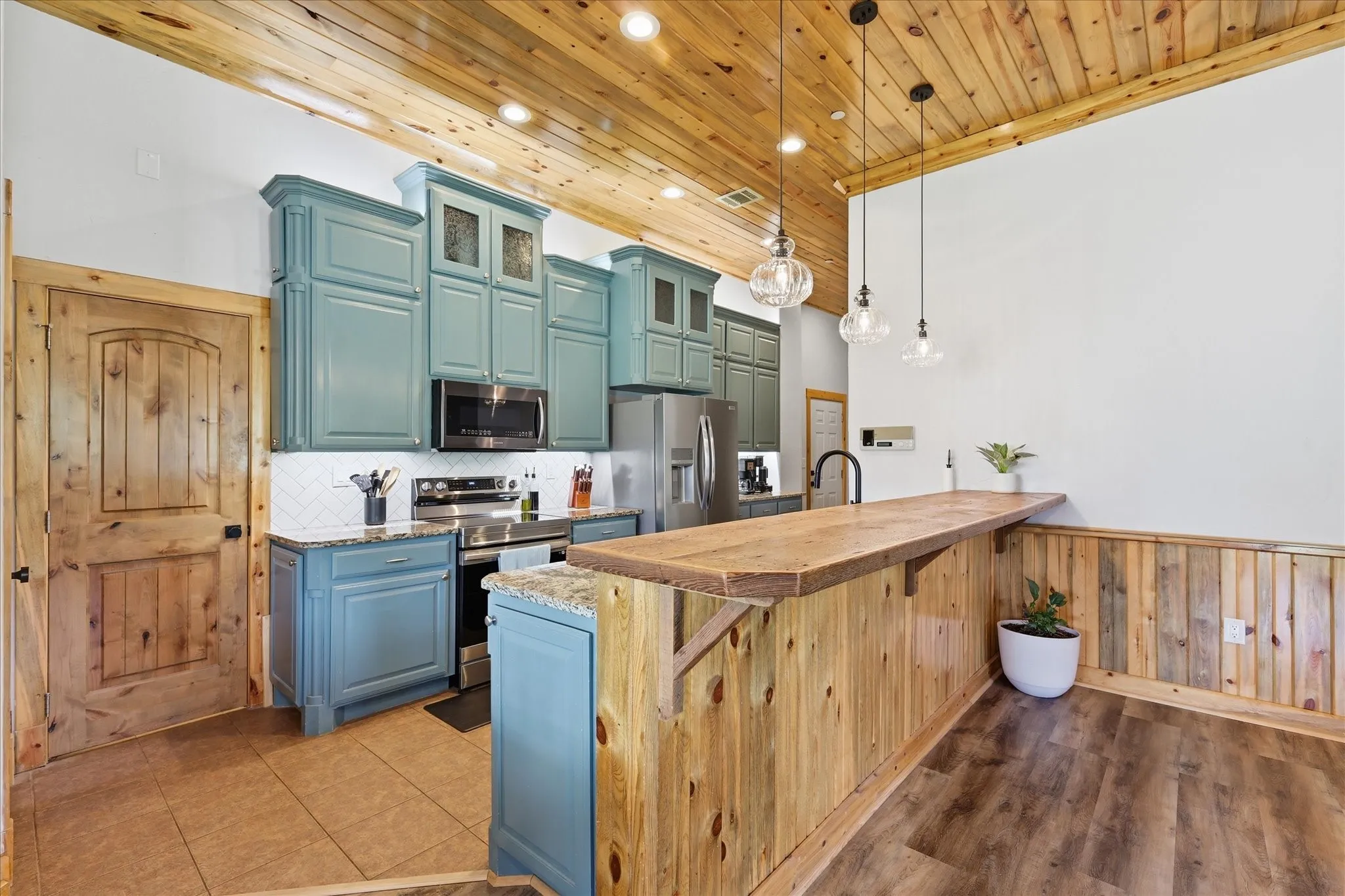 Single Family Residence For Sale in Ellis County , 399 Brindley Road, Maypearl, Texas 76064, 4 Bedroom, 5 Bathroom, 1 Garage spaces, 3,999 Sqft, built in 2015, mls#21319200, Real Estate Agent in Maypearl, Homes For Sale in Ellis county, Homes For Sale in Maypearl, Realtor in Maypearl Texas, Real Estate Brokerage Independent Realty Texas, Luminita Cordes Realtor