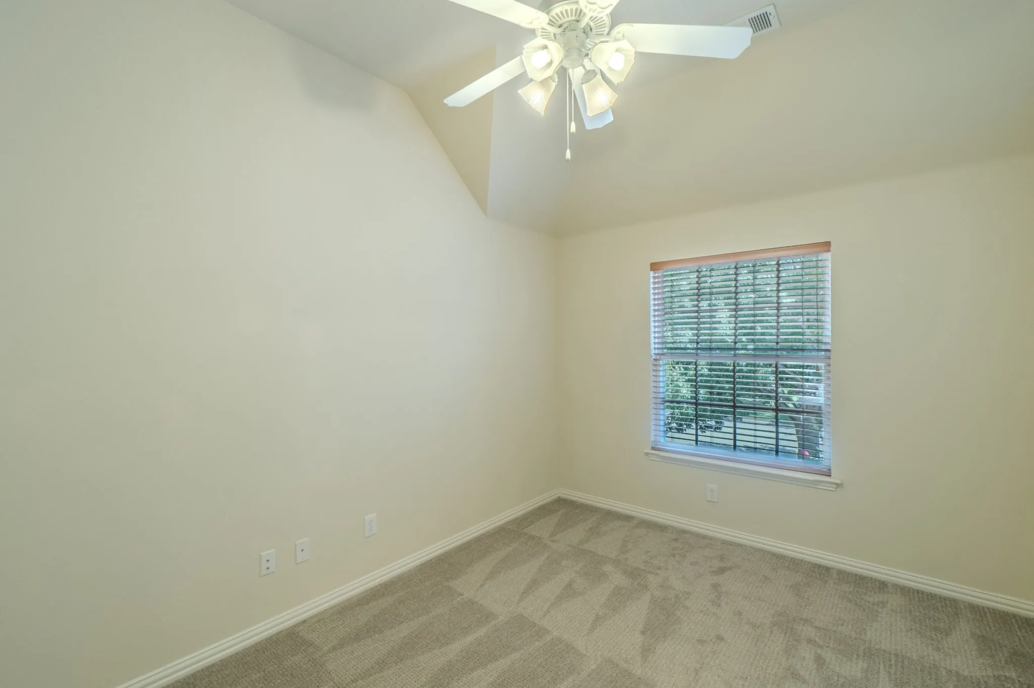 Single Family Residence For Sale in Tarrant County , 904 Ascension Drive, Hurst, Texas 76053, 4 Bedroom, 4 Bathroom, 2 Garage spaces, 3,243 Sqft, built in 2002, mls#21320546, Real Estate Agent in Hurst, Homes For Sale in Tarrant county, Homes For Sale in Hurst, Realtor in Hurst Texas, Real Estate Brokerage Independent Realty Texas, Luminita Cordes Realtor