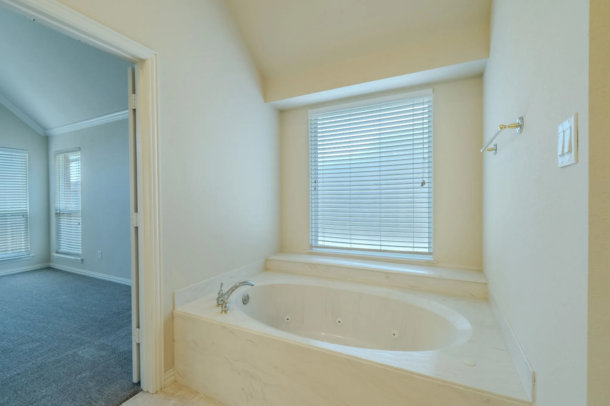 Single Family Residence For Sale in Tarrant County , 904 Ascension Drive, Hurst, Texas 76053, 4 Bedroom, 4 Bathroom, 2 Garage spaces, 3,243 Sqft, built in 2002, mls#21320546, Real Estate Agent in Hurst, Homes For Sale in Tarrant county, Homes For Sale in Hurst, Realtor in Hurst Texas, Real Estate Brokerage Independent Realty Texas, Luminita Cordes Realtor
