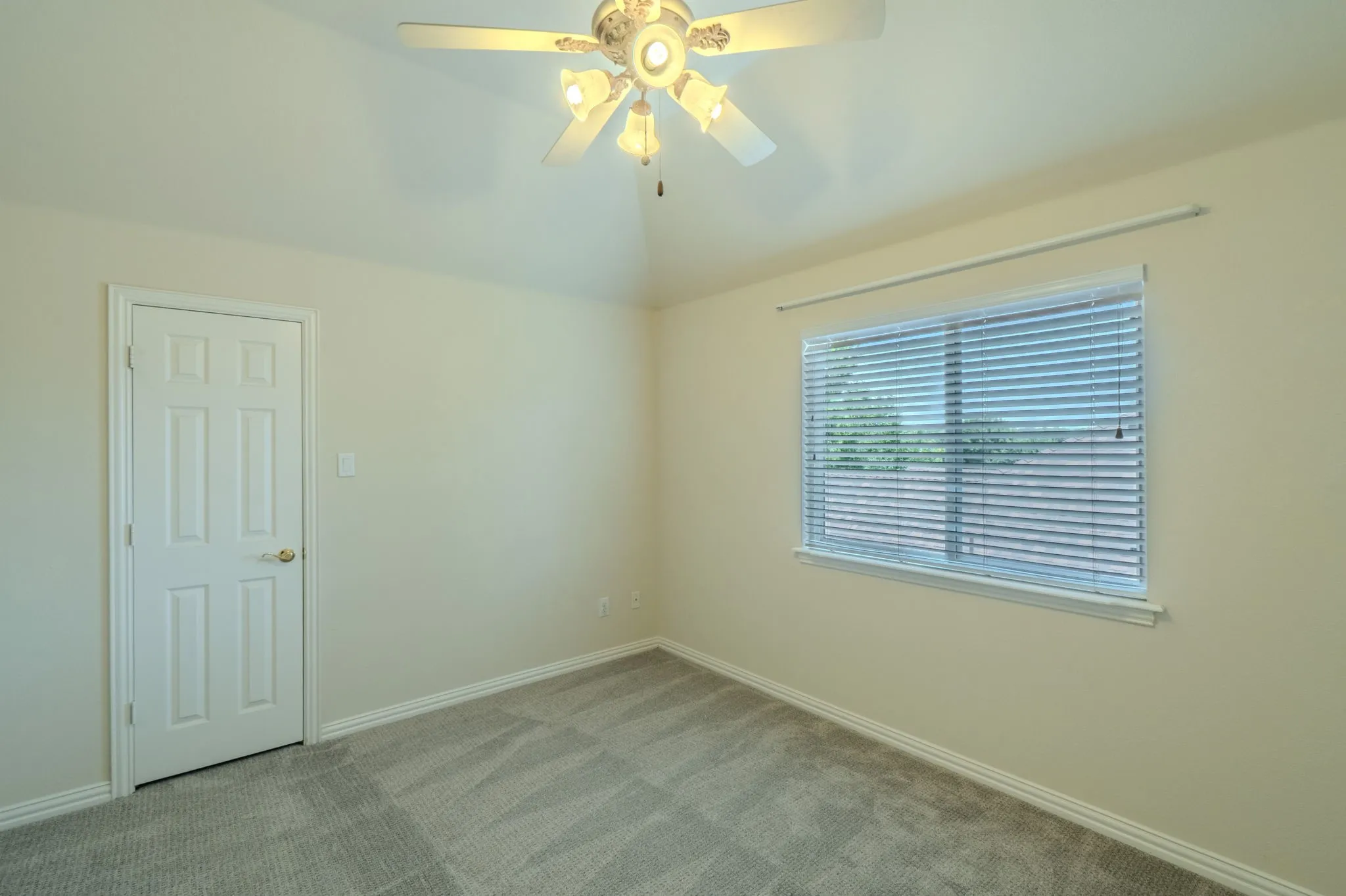 Single Family Residence For Sale in Tarrant County , 904 Ascension Drive, Hurst, Texas 76053, 4 Bedroom, 4 Bathroom, 2 Garage spaces, 3,243 Sqft, built in 2002, mls#21320546, Real Estate Agent in Hurst, Homes For Sale in Tarrant county, Homes For Sale in Hurst, Realtor in Hurst Texas, Real Estate Brokerage Independent Realty Texas, Luminita Cordes Realtor