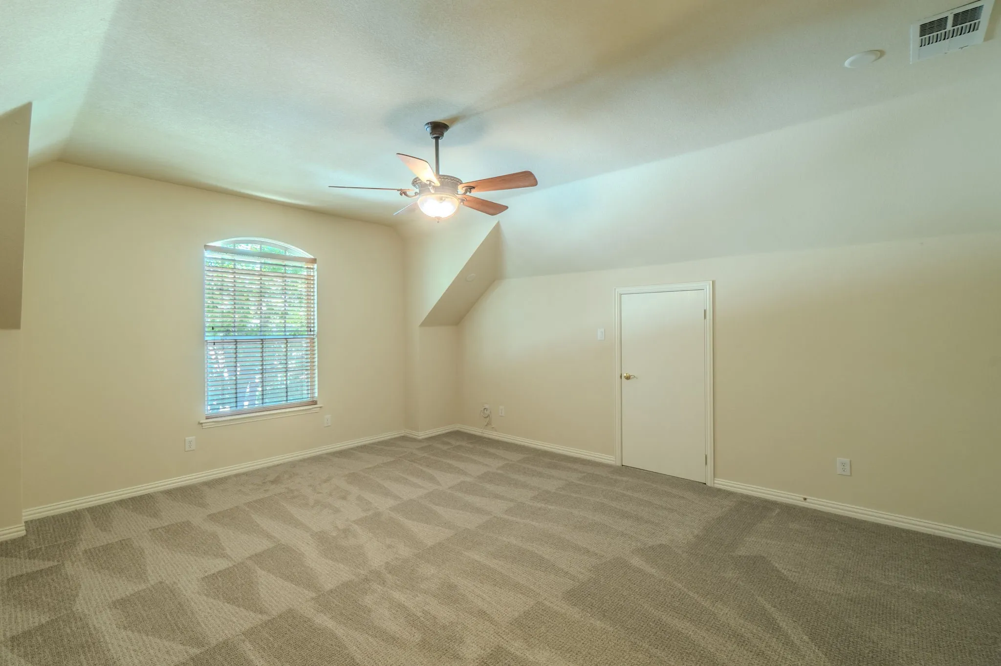 Single Family Residence For Sale in Tarrant County , 904 Ascension Drive, Hurst, Texas 76053, 4 Bedroom, 4 Bathroom, 2 Garage spaces, 3,243 Sqft, built in 2002, mls#21320546, Real Estate Agent in Hurst, Homes For Sale in Tarrant county, Homes For Sale in Hurst, Realtor in Hurst Texas, Real Estate Brokerage Independent Realty Texas, Luminita Cordes Realtor