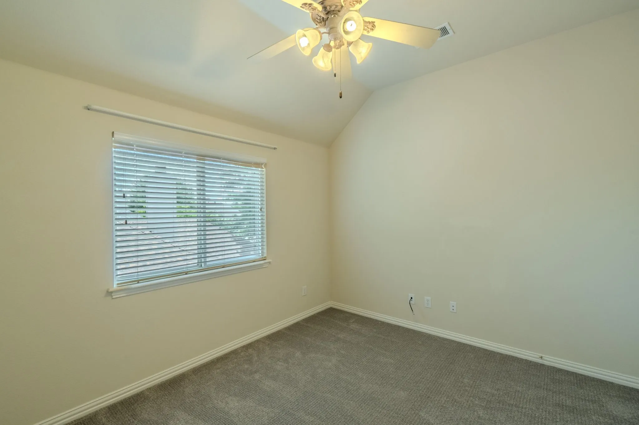 Single Family Residence For Sale in Tarrant County , 904 Ascension Drive, Hurst, Texas 76053, 4 Bedroom, 4 Bathroom, 2 Garage spaces, 3,243 Sqft, built in 2002, mls#21320546, Real Estate Agent in Hurst, Homes For Sale in Tarrant county, Homes For Sale in Hurst, Realtor in Hurst Texas, Real Estate Brokerage Independent Realty Texas, Luminita Cordes Realtor