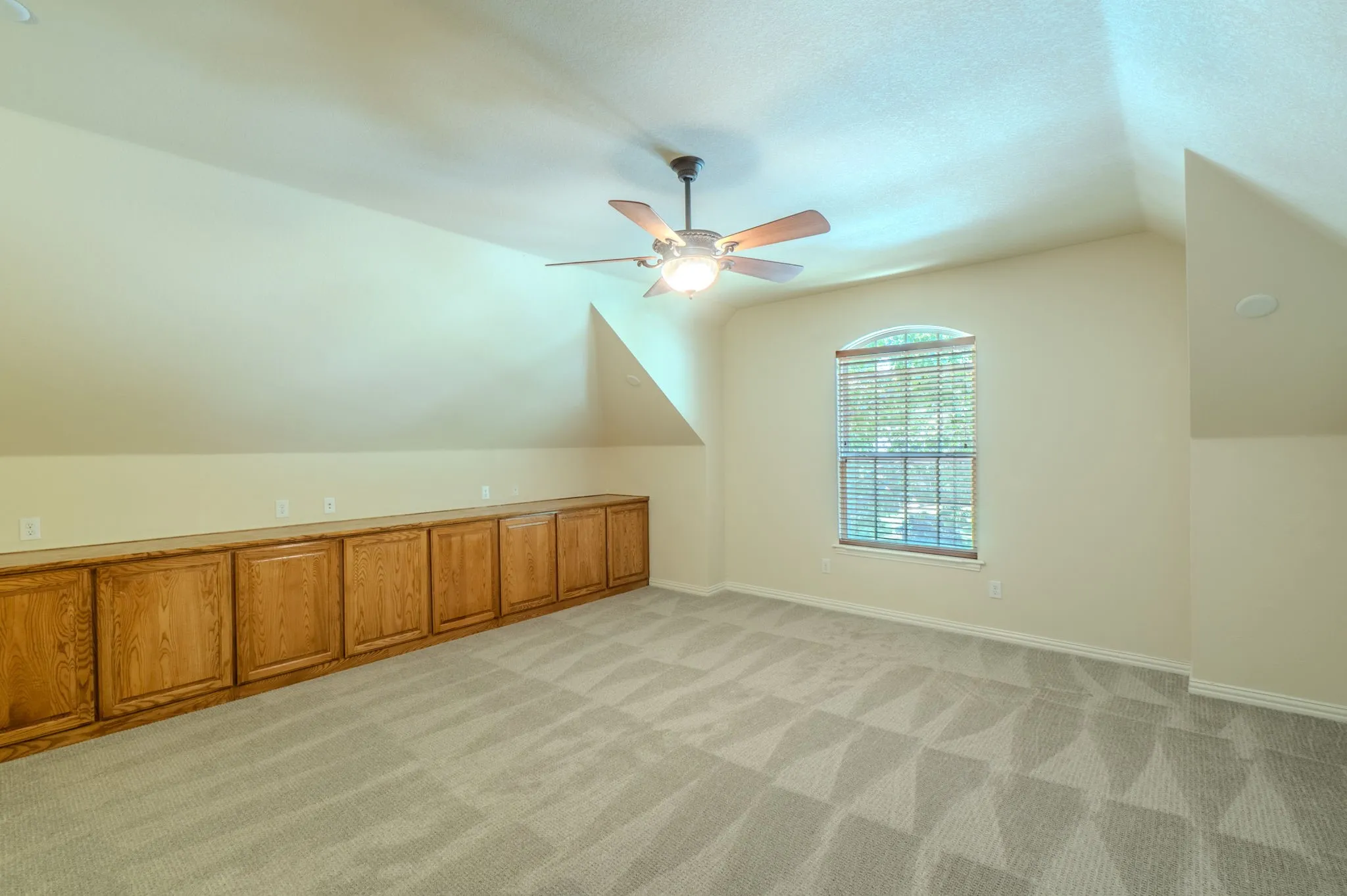 Single Family Residence For Sale in Tarrant County , 904 Ascension Drive, Hurst, Texas 76053, 4 Bedroom, 4 Bathroom, 2 Garage spaces, 3,243 Sqft, built in 2002, mls#21320546, Real Estate Agent in Hurst, Homes For Sale in Tarrant county, Homes For Sale in Hurst, Realtor in Hurst Texas, Real Estate Brokerage Independent Realty Texas, Luminita Cordes Realtor