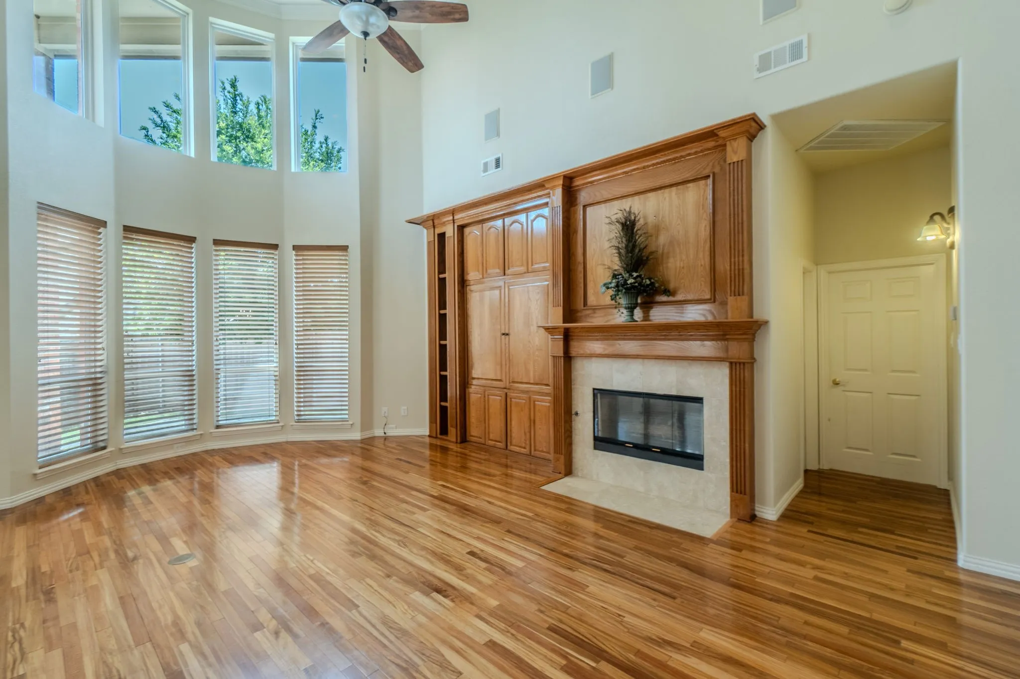 Single Family Residence For Sale in Tarrant County , 904 Ascension Drive, Hurst, Texas 76053, 4 Bedroom, 4 Bathroom, 2 Garage spaces, 3,243 Sqft, built in 2002, mls#21320546, Real Estate Agent in Hurst, Homes For Sale in Tarrant county, Homes For Sale in Hurst, Realtor in Hurst Texas, Real Estate Brokerage Independent Realty Texas, Luminita Cordes Realtor