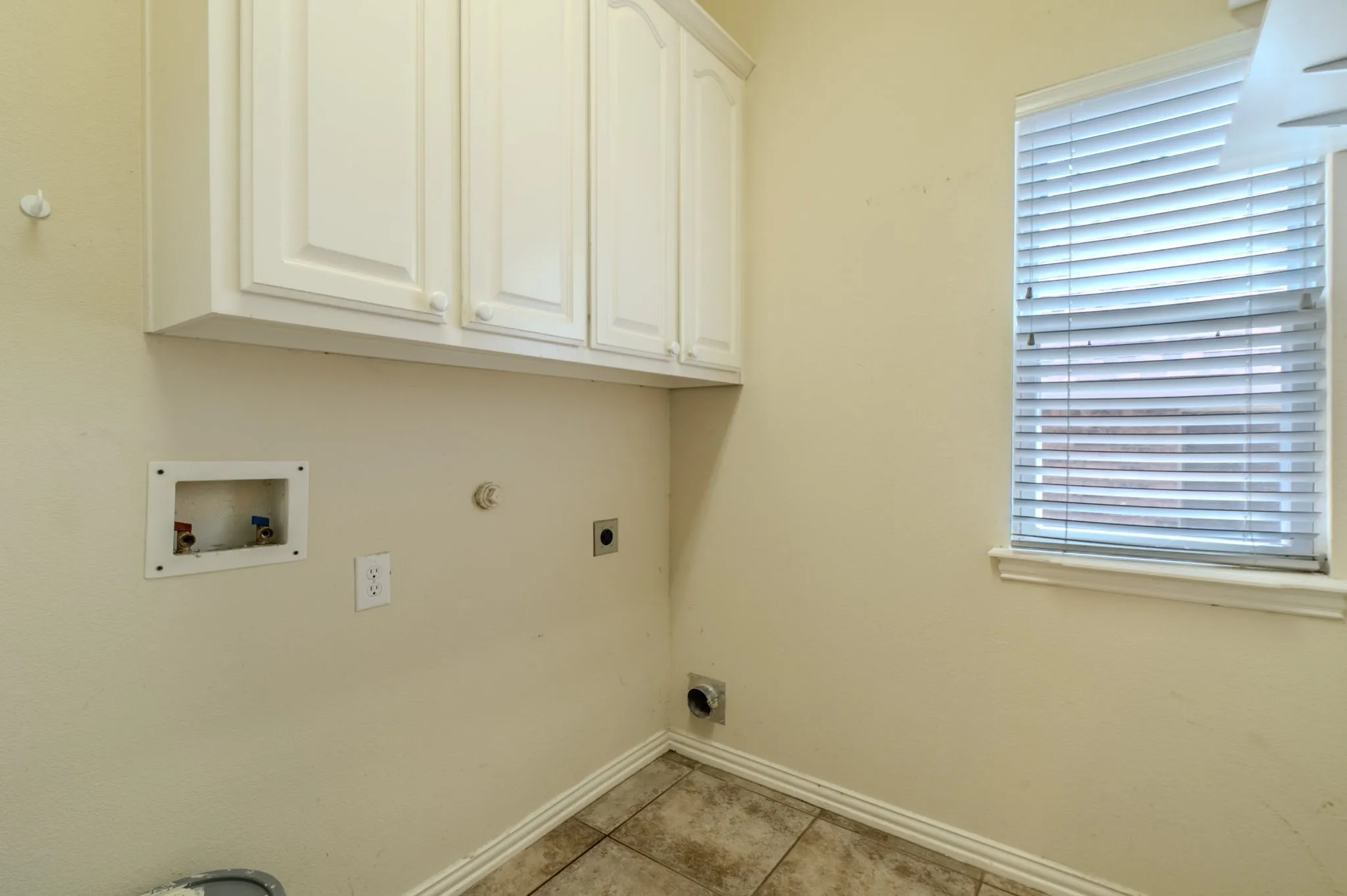 Single Family Residence For Sale in Tarrant County , 904 Ascension Drive, Hurst, Texas 76053, 4 Bedroom, 4 Bathroom, 2 Garage spaces, 3,243 Sqft, built in 2002, mls#21320546, Real Estate Agent in Hurst, Homes For Sale in Tarrant county, Homes For Sale in Hurst, Realtor in Hurst Texas, Real Estate Brokerage Independent Realty Texas, Luminita Cordes Realtor