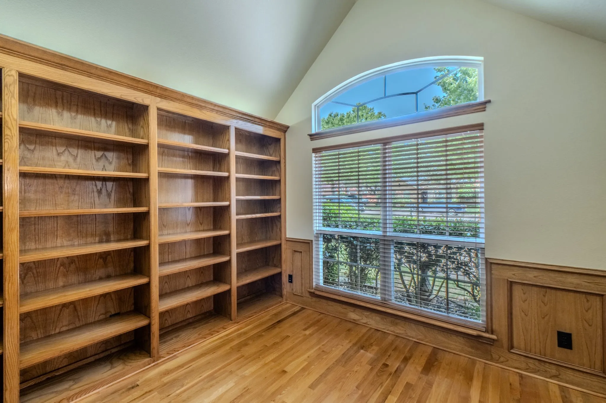 Single Family Residence For Sale in Tarrant County , 904 Ascension Drive, Hurst, Texas 76053, 4 Bedroom, 4 Bathroom, 2 Garage spaces, 3,243 Sqft, built in 2002, mls#21320546, Real Estate Agent in Hurst, Homes For Sale in Tarrant county, Homes For Sale in Hurst, Realtor in Hurst Texas, Real Estate Brokerage Independent Realty Texas, Luminita Cordes Realtor