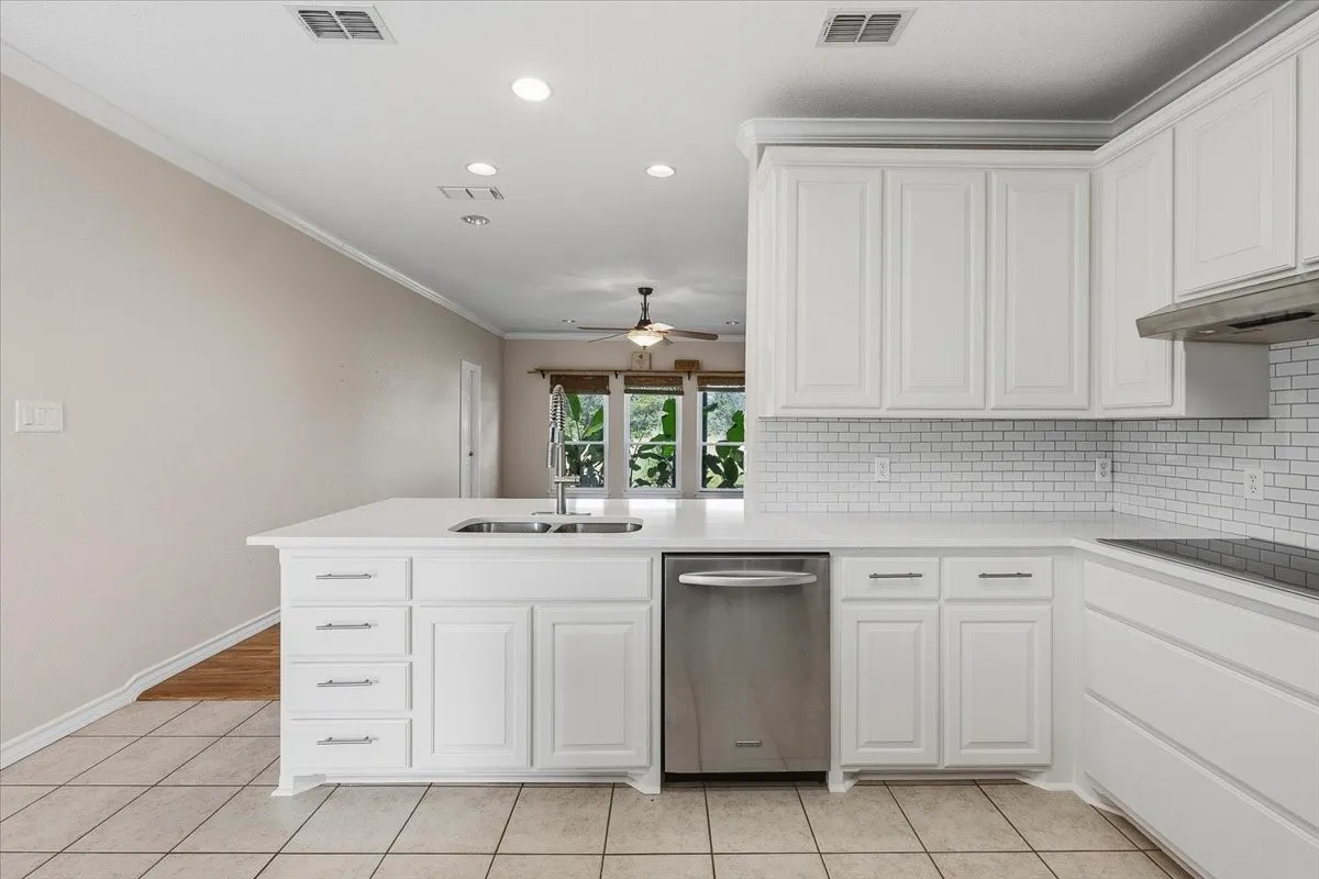 Single Family Residence For Sale in Parker County , 116 River Creek Lane, Aledo, Texas 76008, 4 Bedroom, 3 Bathroom, 3 Garage spaces, 2,875 Sqft, built in 1999, mls#21296877, Real Estate Agent in Aledo, Homes For Sale in Parker county, Homes For Sale in Aledo, Realtor in Aledo Texas, Real Estate Brokerage Independent Realty Texas, Luminita Cordes Realtor