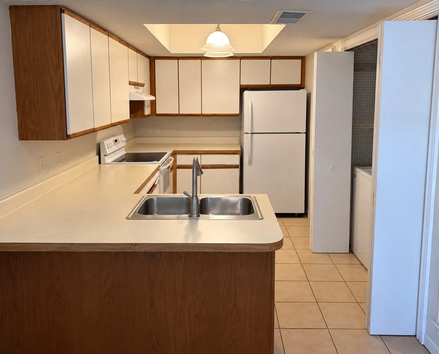 Condominium For Sale in Collin County , 18040 Midway Road 198, Dallas, Texas 75287, 1 Bedroom, 1 Bathroom, 1 Garage spaces, 907 Sqft, built in 1984, mls#21320537, Real Estate Agent in Dallas, Homes For Sale in Collin county, Homes For Sale in Dallas, Realtor in Dallas Texas, Real Estate Brokerage Independent Realty Texas, Luminita Cordes Realtor
