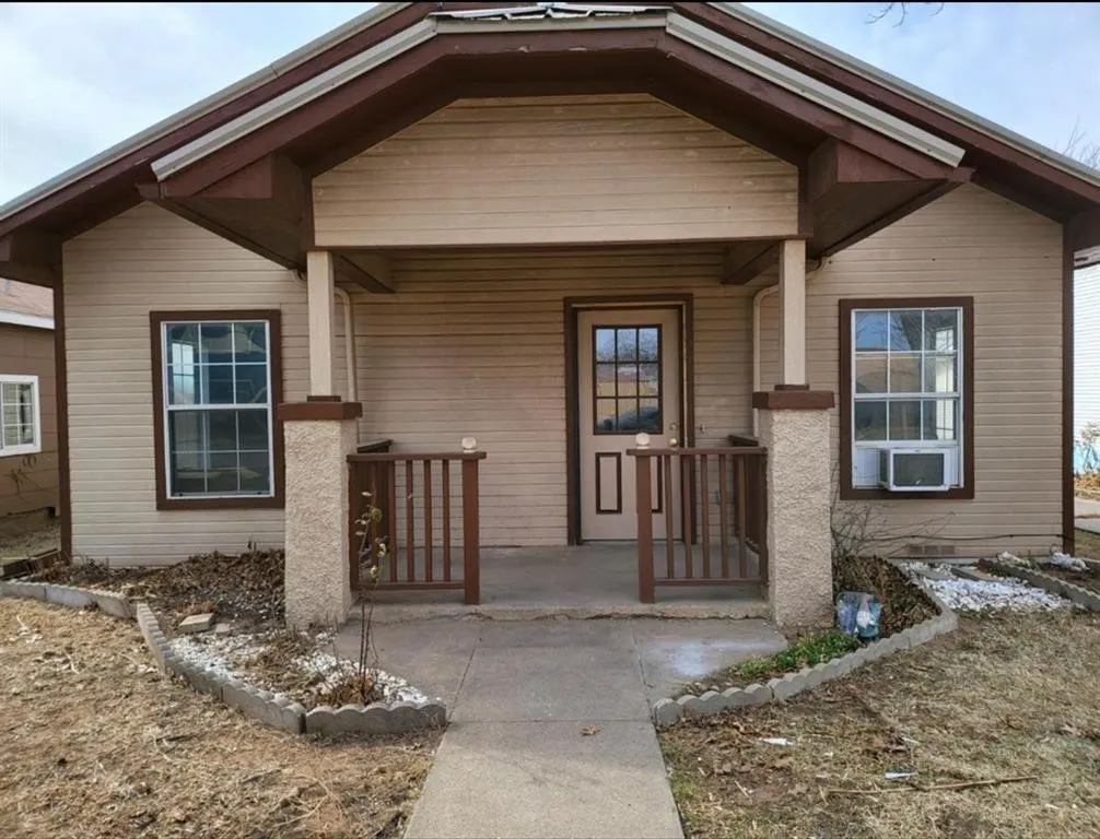 Single Family Residence For Rent in Montague County , 411 Cooke Street, Nocona, Texas 76255, 2 Bedroom, 2 Bathroom, Garage spaces, 1,472 Sqft, built in 1935, mls#21320586, Real Estate Agent in Nocona, Homes For Rent in Montague county, Homes For Rent in Nocona, Realtor in Nocona Texas, Real Estate Brokerage Independent Realty Texas, Luminita Cordes Realtor