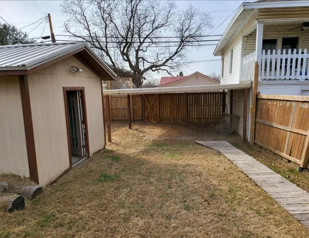 Single Family Residence For Rent in Montague County , 411 Cooke Street, Nocona, Texas 76255, 2 Bedroom, 2 Bathroom, Garage spaces, 1,472 Sqft, built in 1935, mls#21320586, Real Estate Agent in Nocona, Homes For Rent in Montague county, Homes For Rent in Nocona, Realtor in Nocona Texas, Real Estate Brokerage Independent Realty Texas, Luminita Cordes Realtor