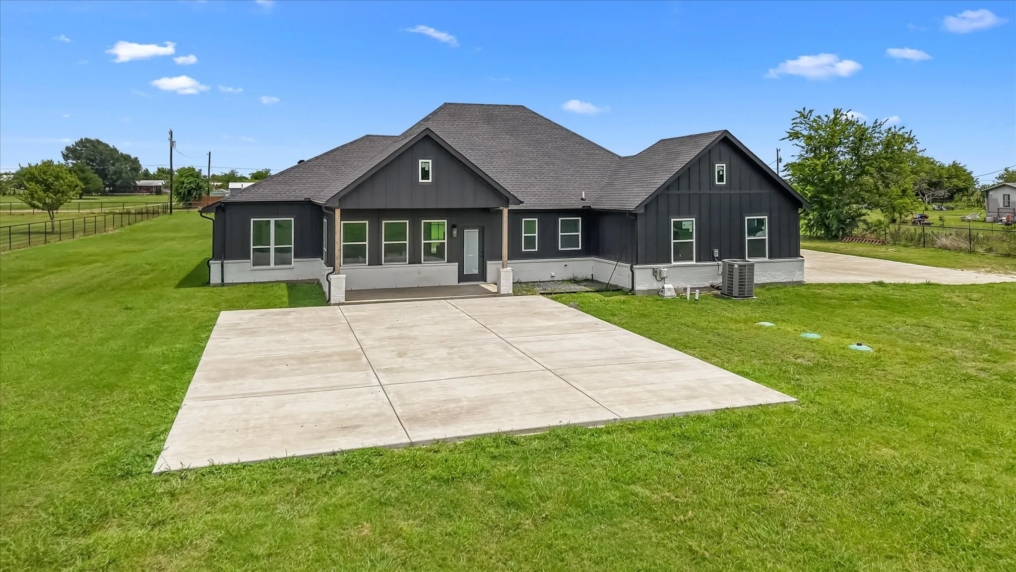 Single Family Residence For Sale in Kaufman County , 2742 Sundown Drive, Kaufman, Texas 75142, 4 Bedroom, 3 Bathroom, 2 Garage spaces, 2,484 Sqft, built in 2023, mls#21320553, Real Estate Agent in Kaufman, Homes For Sale in Kaufman county, Homes For Sale in Kaufman, Realtor in Kaufman Texas, Real Estate Brokerage Independent Realty Texas, Luminita Cordes Realtor