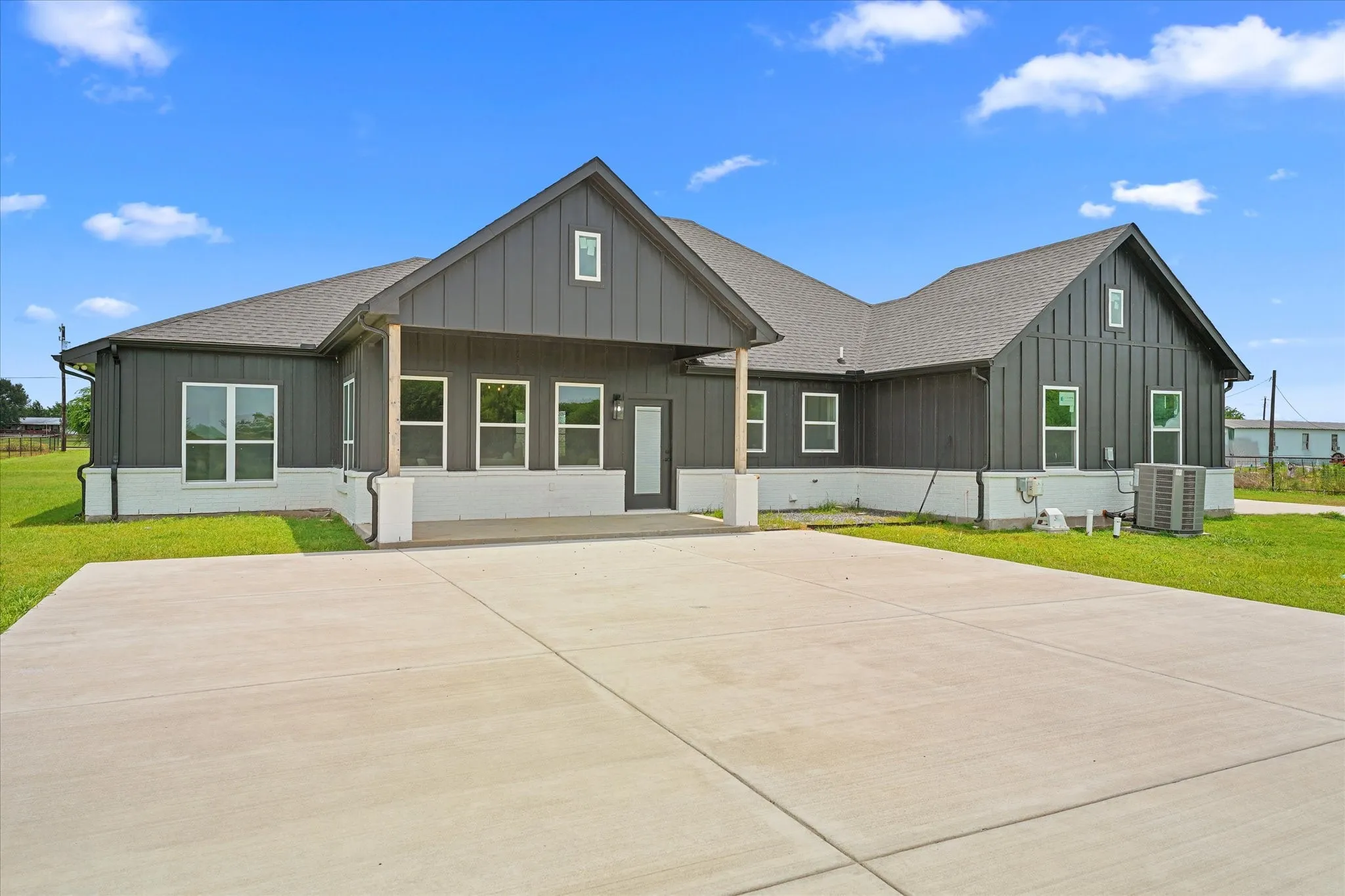 Single Family Residence For Sale in Kaufman County , 2742 Sundown Drive, Kaufman, Texas 75142, 4 Bedroom, 3 Bathroom, 2 Garage spaces, 2,484 Sqft, built in 2023, mls#21320553, Real Estate Agent in Kaufman, Homes For Sale in Kaufman county, Homes For Sale in Kaufman, Realtor in Kaufman Texas, Real Estate Brokerage Independent Realty Texas, Luminita Cordes Realtor
