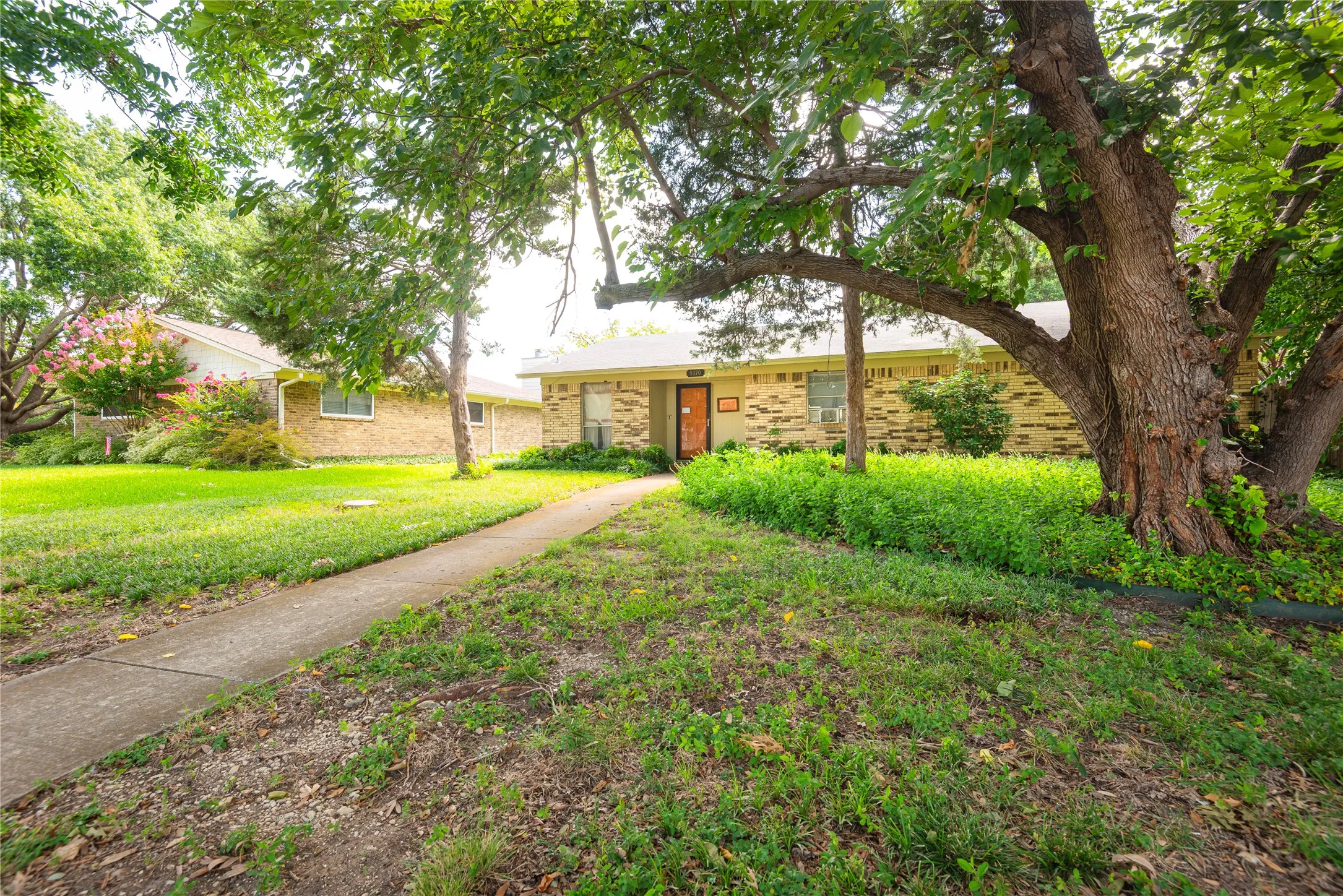 Single Family Residence For Sale in Collin County , 9170 Dogwood Street, Frisco, Texas 75033, 3 Bedroom, 2 Bathroom, Garage spaces, 2,424 Sqft, built in 1975, mls#21319047, Real Estate Agent in Frisco, Homes For Sale in Collin county, Homes For Sale in Frisco, Realtor in Frisco Texas, Real Estate Brokerage Independent Realty Texas, Luminita Cordes Realtor