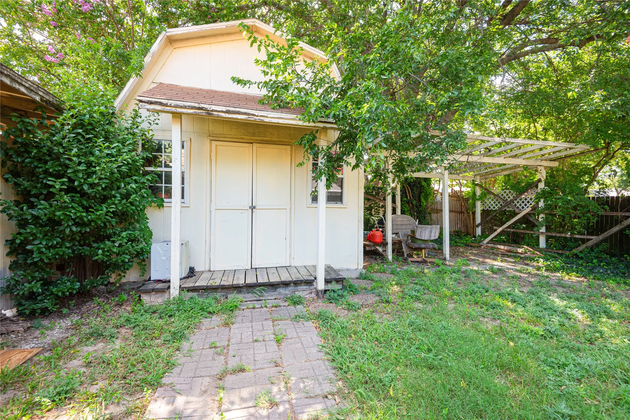 Single Family Residence For Sale in Collin County , 9170 Dogwood Street, Frisco, Texas 75033, 3 Bedroom, 2 Bathroom, Garage spaces, 2,424 Sqft, built in 1975, mls#21319047, Real Estate Agent in Frisco, Homes For Sale in Collin county, Homes For Sale in Frisco, Realtor in Frisco Texas, Real Estate Brokerage Independent Realty Texas, Luminita Cordes Realtor