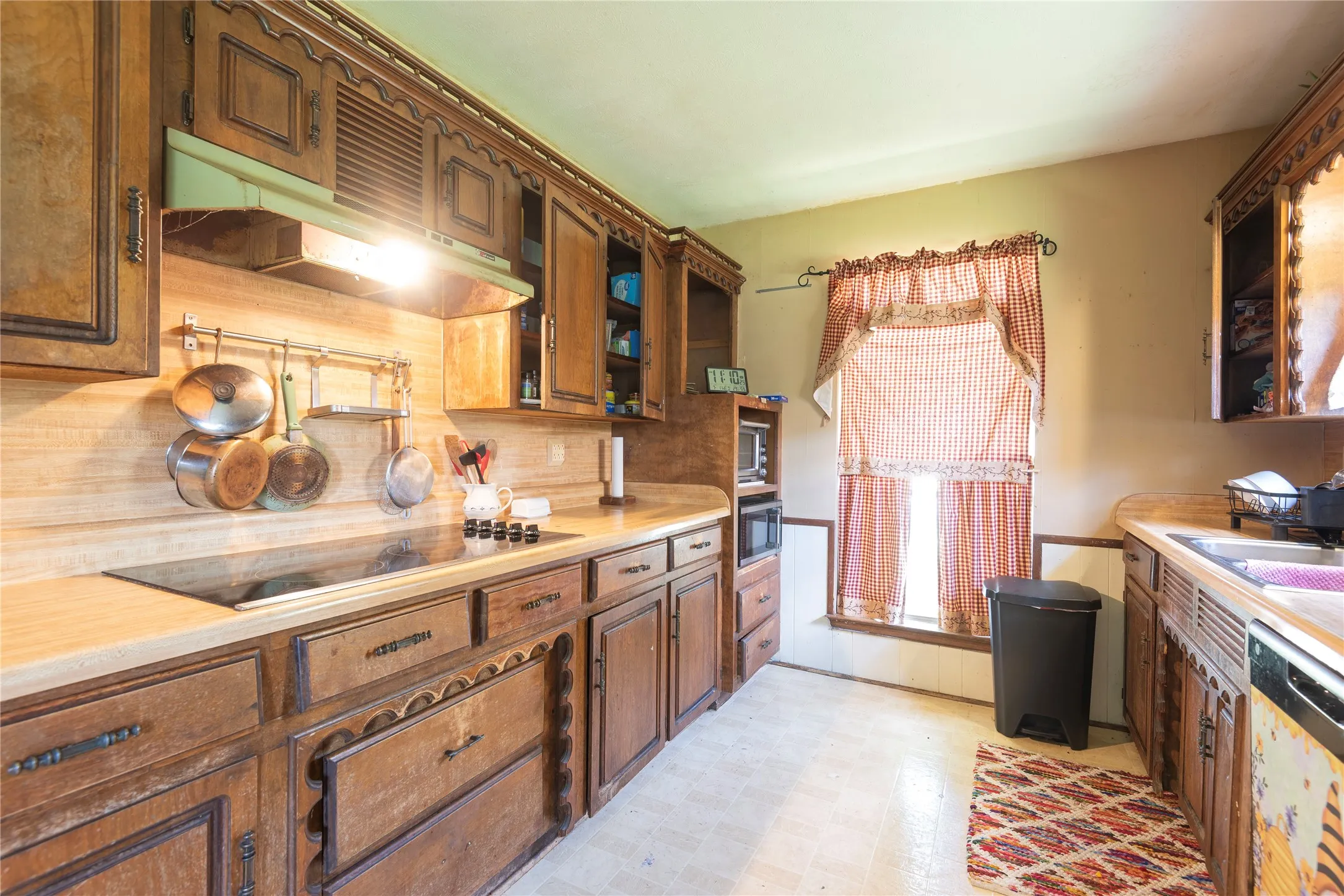 Single Family Residence For Sale in Collin County , 9170 Dogwood Street, Frisco, Texas 75033, 3 Bedroom, 2 Bathroom, Garage spaces, 2,424 Sqft, built in 1975, mls#21319047, Real Estate Agent in Frisco, Homes For Sale in Collin county, Homes For Sale in Frisco, Realtor in Frisco Texas, Real Estate Brokerage Independent Realty Texas, Luminita Cordes Realtor