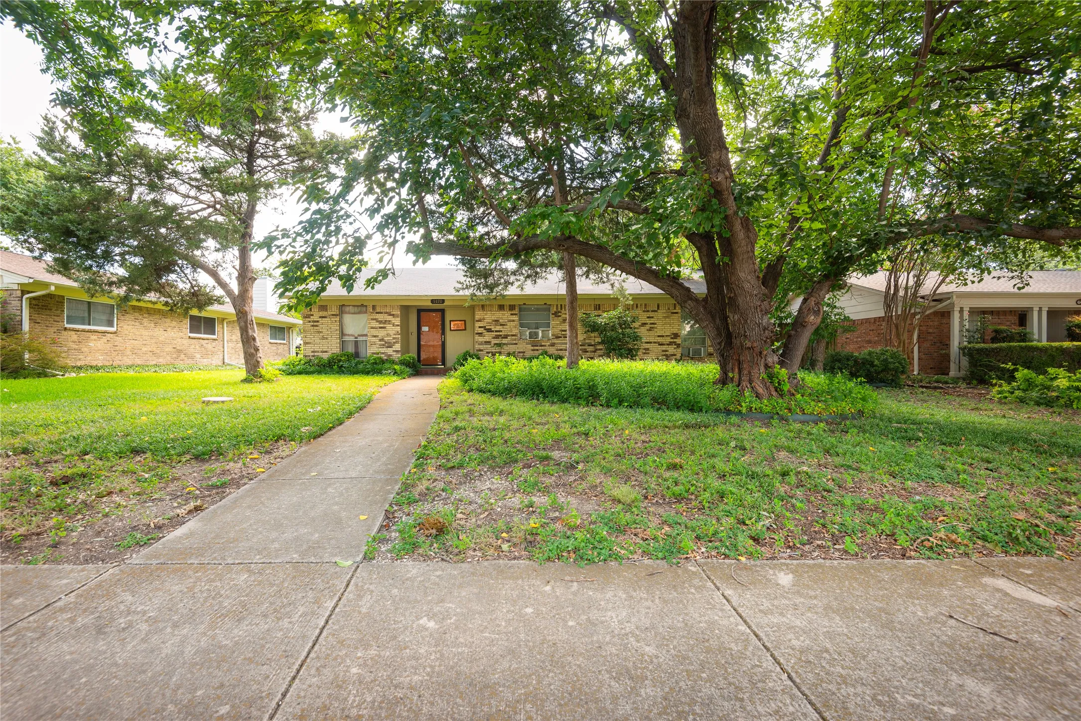 Single Family Residence For Sale in Collin County , 9170 Dogwood Street, Frisco, Texas 75033, 3 Bedroom, 2 Bathroom, Garage spaces, 2,424 Sqft, built in 1975, mls#21319047, Real Estate Agent in Frisco, Homes For Sale in Collin county, Homes For Sale in Frisco, Realtor in Frisco Texas, Real Estate Brokerage Independent Realty Texas, Luminita Cordes Realtor