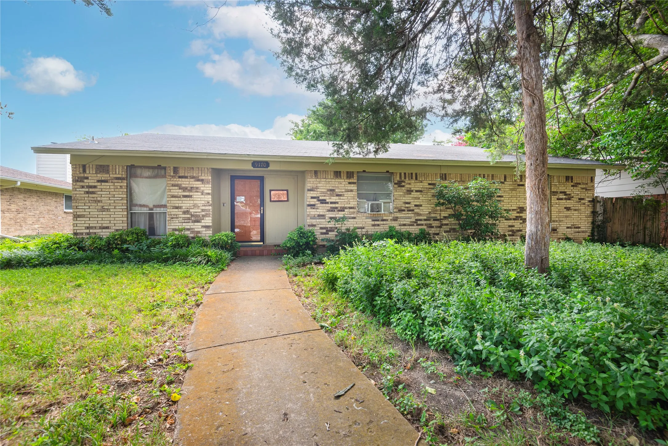 Single Family Residence For Sale in Collin County , 9170 Dogwood Street, Frisco, Texas 75033, 3 Bedroom, 2 Bathroom, Garage spaces, 2,424 Sqft, built in 1975, mls#21319047, Real Estate Agent in Frisco, Homes For Sale in Collin county, Homes For Sale in Frisco, Realtor in Frisco Texas, Real Estate Brokerage Independent Realty Texas, Luminita Cordes Realtor