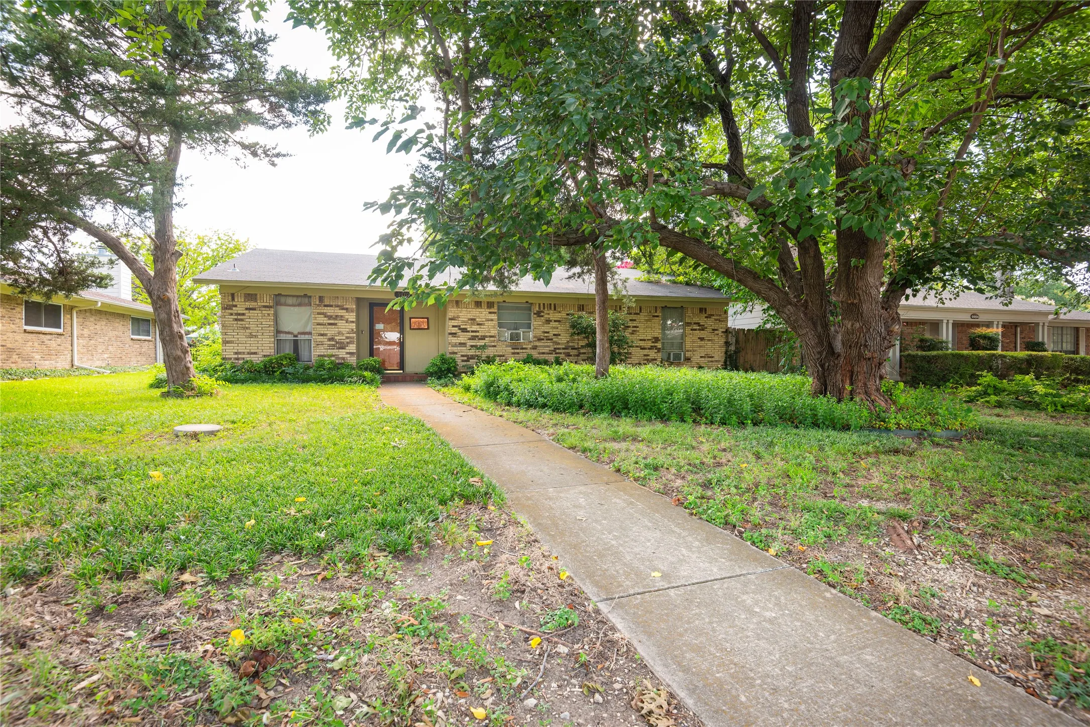 Single Family Residence For Sale in Collin County , 9170 Dogwood Street, Frisco, Texas 75033, 3 Bedroom, 2 Bathroom, Garage spaces, 2,424 Sqft, built in 1975, mls#21319047, Real Estate Agent in Frisco, Homes For Sale in Collin county, Homes For Sale in Frisco, Realtor in Frisco Texas, Real Estate Brokerage Independent Realty Texas, Luminita Cordes Realtor