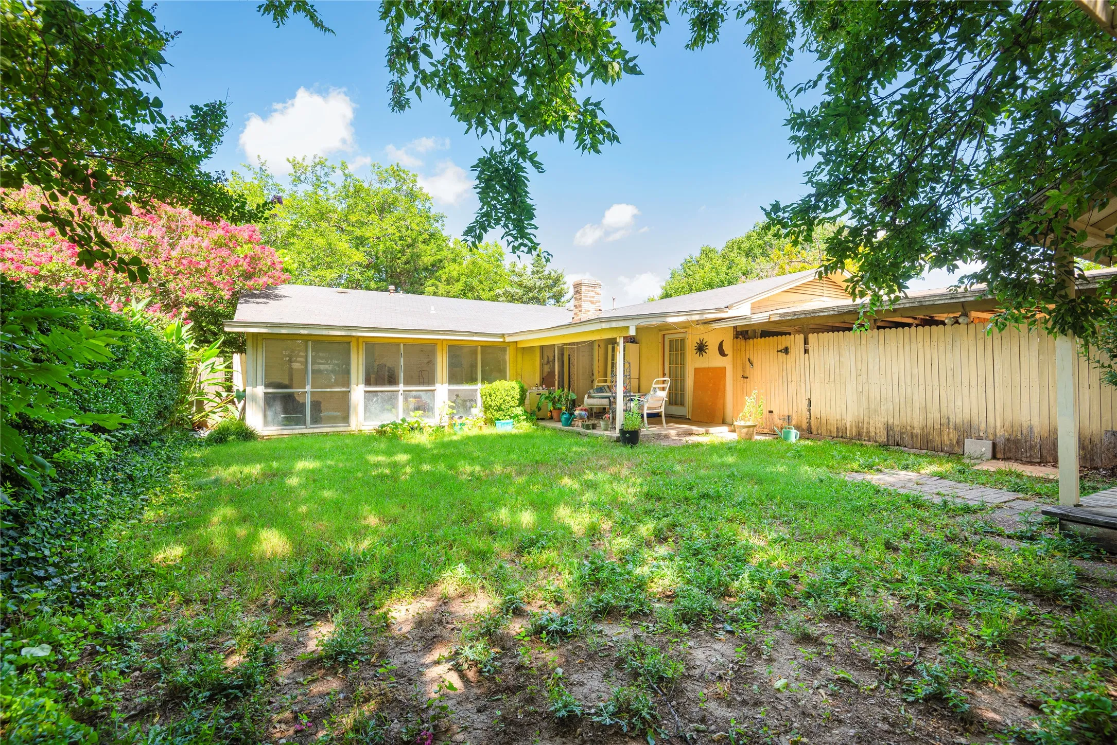 Single Family Residence For Sale in Collin County , 9170 Dogwood Street, Frisco, Texas 75033, 3 Bedroom, 2 Bathroom, Garage spaces, 2,424 Sqft, built in 1975, mls#21319047, Real Estate Agent in Frisco, Homes For Sale in Collin county, Homes For Sale in Frisco, Realtor in Frisco Texas, Real Estate Brokerage Independent Realty Texas, Luminita Cordes Realtor