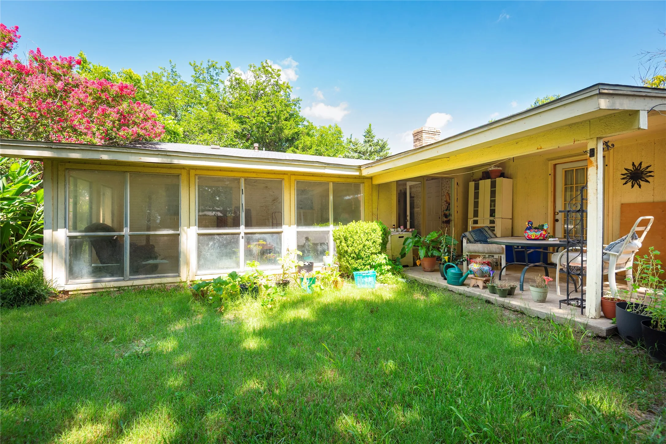 Single Family Residence For Sale in Collin County , 9170 Dogwood Street, Frisco, Texas 75033, 3 Bedroom, 2 Bathroom, Garage spaces, 2,424 Sqft, built in 1975, mls#21319047, Real Estate Agent in Frisco, Homes For Sale in Collin county, Homes For Sale in Frisco, Realtor in Frisco Texas, Real Estate Brokerage Independent Realty Texas, Luminita Cordes Realtor