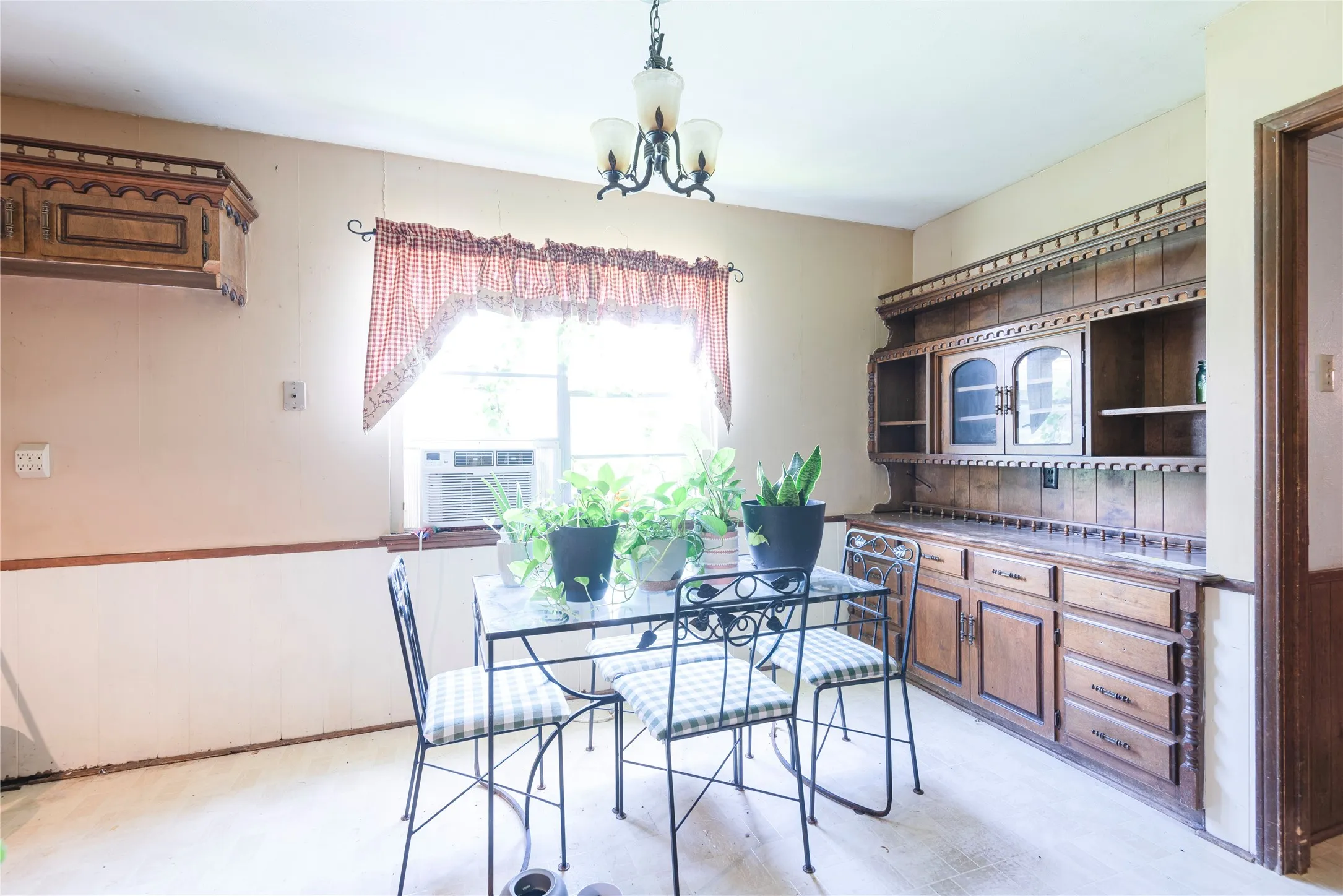 Single Family Residence For Sale in Collin County , 9170 Dogwood Street, Frisco, Texas 75033, 3 Bedroom, 2 Bathroom, Garage spaces, 2,424 Sqft, built in 1975, mls#21319047, Real Estate Agent in Frisco, Homes For Sale in Collin county, Homes For Sale in Frisco, Realtor in Frisco Texas, Real Estate Brokerage Independent Realty Texas, Luminita Cordes Realtor