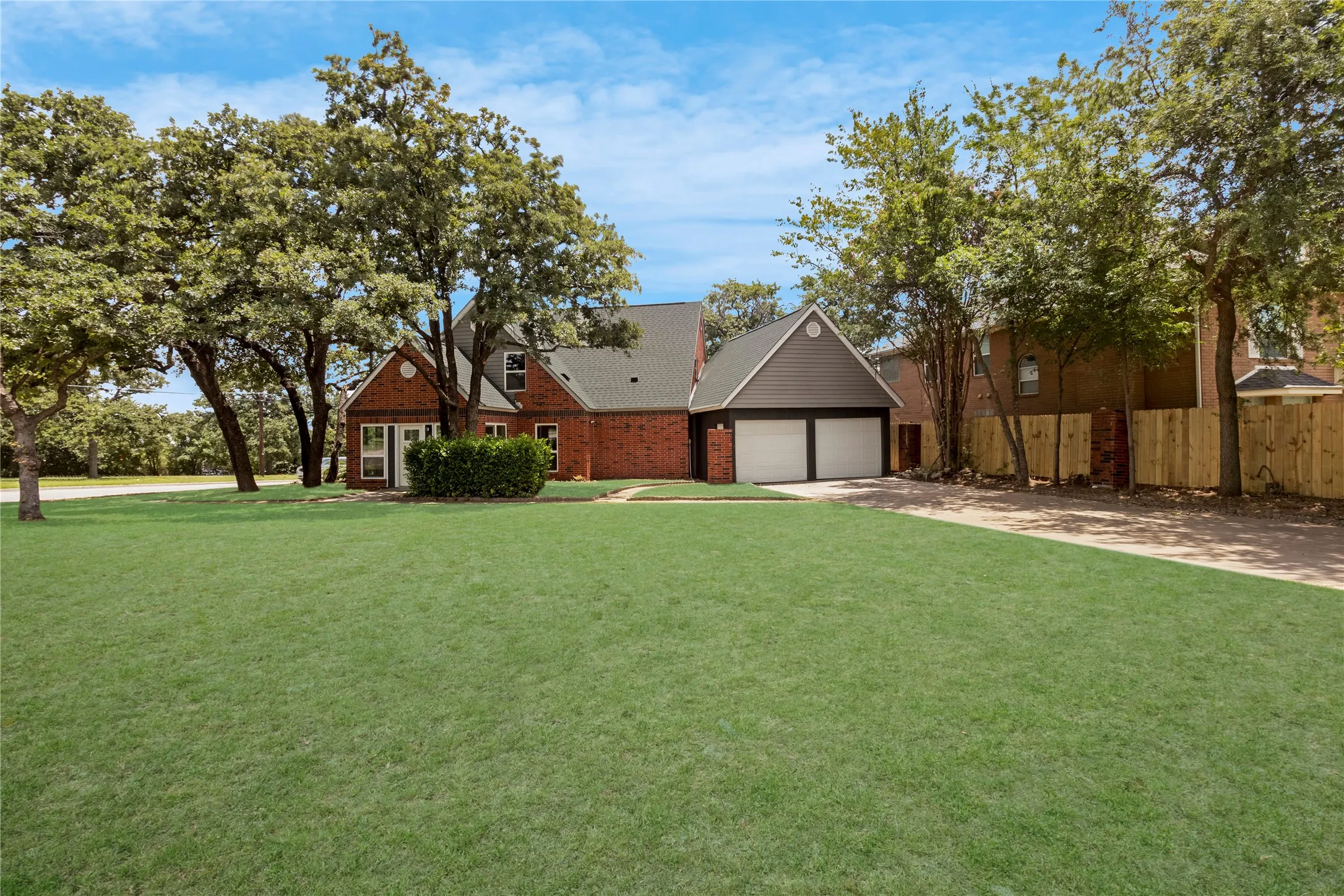 Single Family Residence For Sale in Tarrant County , 6112 W Poly Webb Road, Arlington, Texas 76016, 4 Bedroom, 3 Bathroom, 2 Garage spaces, 2,776 Sqft, built in 1988, mls#21320589, Real Estate Agent in Arlington, Homes For Sale in Tarrant county, Homes For Sale in Arlington, Realtor in Arlington Texas, Real Estate Brokerage Independent Realty Texas, Luminita Cordes Realtor