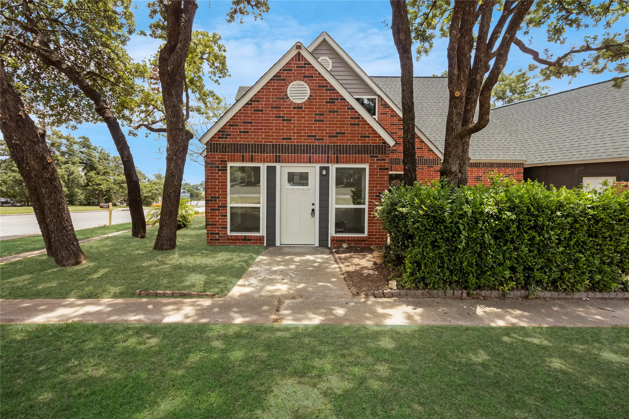 Single Family Residence For Sale in Tarrant County , 6112 W Poly Webb Road, Arlington, Texas 76016, 4 Bedroom, 3 Bathroom, 2 Garage spaces, 2,776 Sqft, built in 1988, mls#21320589, Real Estate Agent in Arlington, Homes For Sale in Tarrant county, Homes For Sale in Arlington, Realtor in Arlington Texas, Real Estate Brokerage Independent Realty Texas, Luminita Cordes Realtor