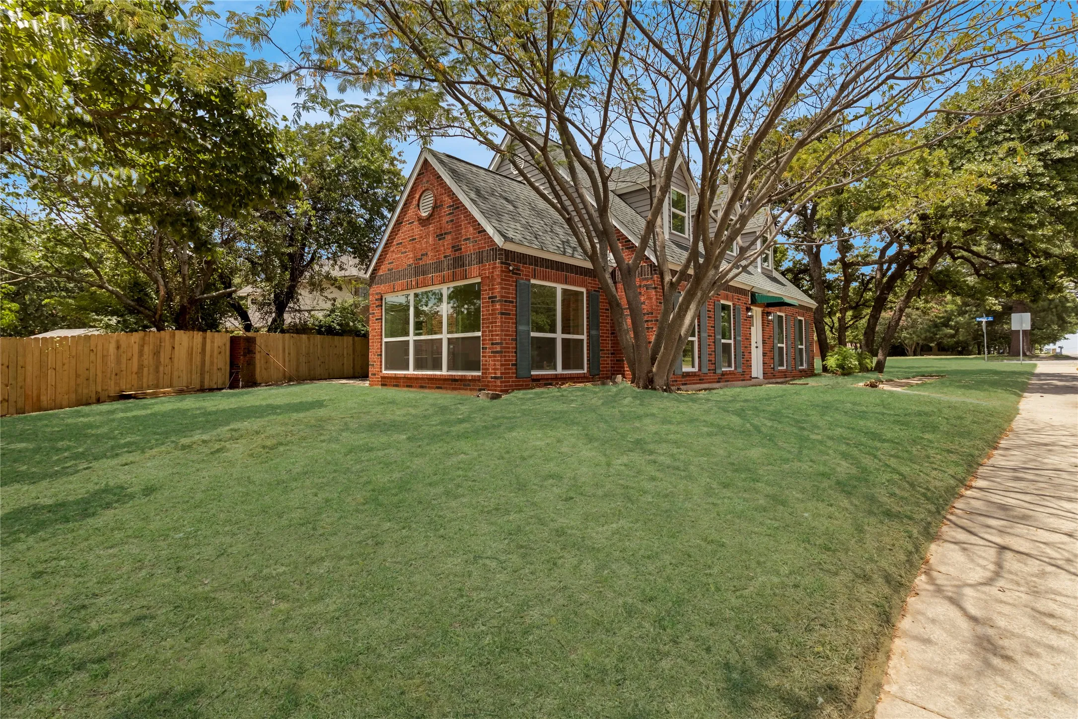 Single Family Residence For Sale in Tarrant County , 6112 W Poly Webb Road, Arlington, Texas 76016, 4 Bedroom, 3 Bathroom, 2 Garage spaces, 2,776 Sqft, built in 1988, mls#21320589, Real Estate Agent in Arlington, Homes For Sale in Tarrant county, Homes For Sale in Arlington, Realtor in Arlington Texas, Real Estate Brokerage Independent Realty Texas, Luminita Cordes Realtor