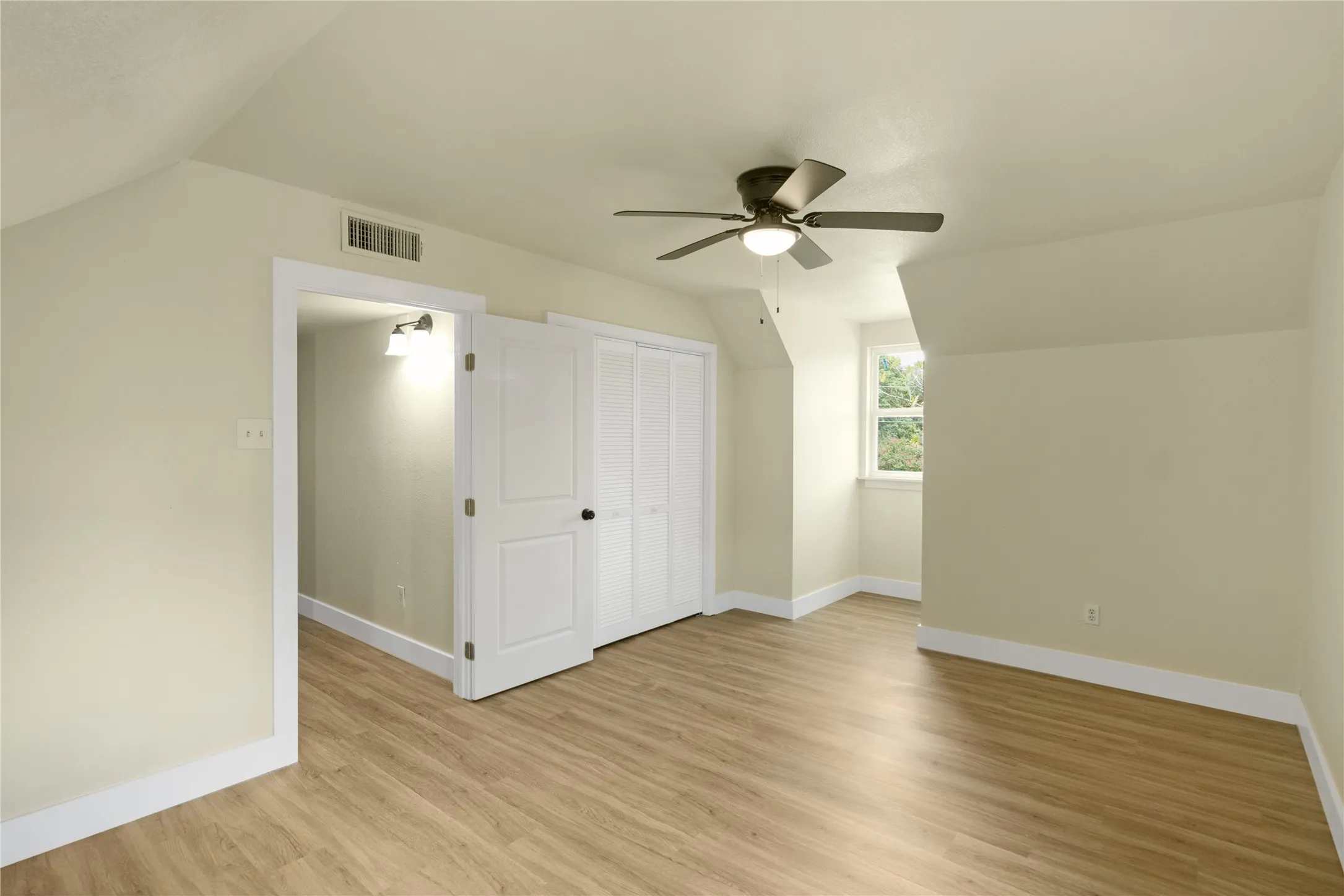Single Family Residence For Sale in Tarrant County , 6112 W Poly Webb Road, Arlington, Texas 76016, 4 Bedroom, 3 Bathroom, 2 Garage spaces, 2,776 Sqft, built in 1988, mls#21320589, Real Estate Agent in Arlington, Homes For Sale in Tarrant county, Homes For Sale in Arlington, Realtor in Arlington Texas, Real Estate Brokerage Independent Realty Texas, Luminita Cordes Realtor