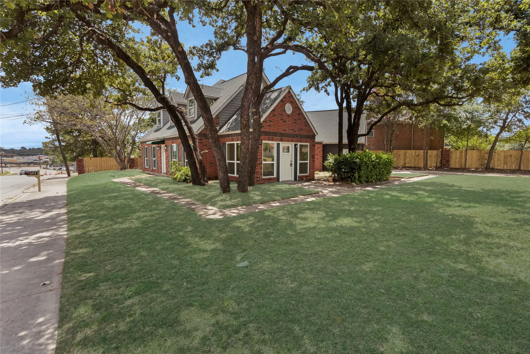 Single Family Residence For Sale in Tarrant County , 6112 W Poly Webb Road, Arlington, Texas 76016, 4 Bedroom, 3 Bathroom, 2 Garage spaces, 2,776 Sqft, built in 1988, mls#21320589, Real Estate Agent in Arlington, Homes For Sale in Tarrant county, Homes For Sale in Arlington, Realtor in Arlington Texas, Real Estate Brokerage Independent Realty Texas, Luminita Cordes Realtor