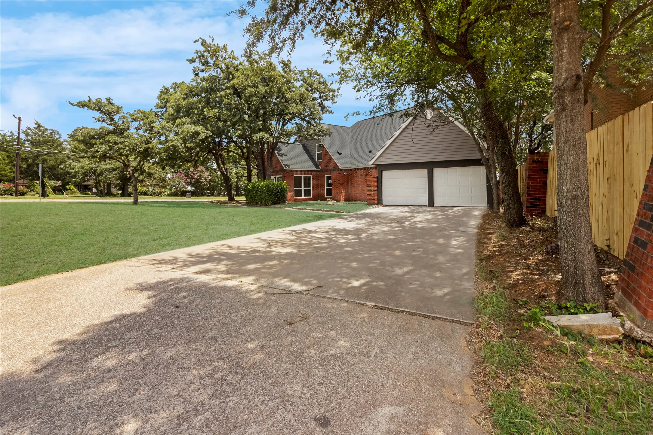 Single Family Residence For Sale in Tarrant County , 6112 W Poly Webb Road, Arlington, Texas 76016, 4 Bedroom, 3 Bathroom, 2 Garage spaces, 2,776 Sqft, built in 1988, mls#21320589, Real Estate Agent in Arlington, Homes For Sale in Tarrant county, Homes For Sale in Arlington, Realtor in Arlington Texas, Real Estate Brokerage Independent Realty Texas, Luminita Cordes Realtor
