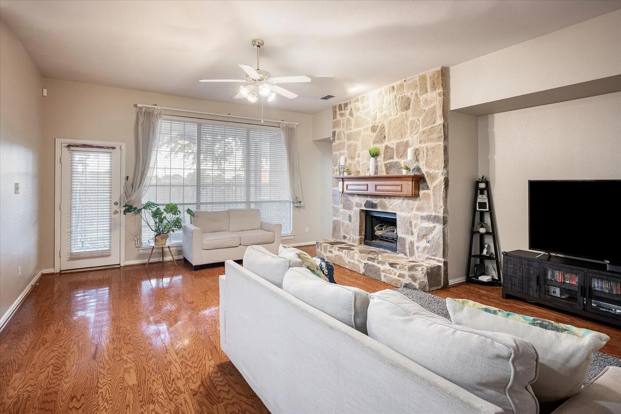Single Family Residence For Rent in Dallas County , 7906 Munich Drive, Rowlett, Texas 75089, 4 Bedroom, 2 Bathroom, 2 Garage spaces, 2,218 Sqft, built in 2001, mls#21320594, Real Estate Agent in Rowlett, Homes For Rent in Dallas county, Homes For Rent in Rowlett, Realtor in Rowlett Texas, Real Estate Brokerage Independent Realty Texas, Luminita Cordes Realtor