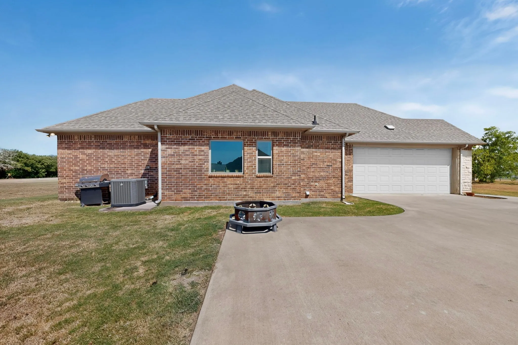 Single Family Residence For Sale in Johnson County , 6120 County Road 401, Grandview, Texas 76050, 4 Bedroom, 3 Bathroom, 2 Garage spaces, 2,091 Sqft, built in 2019, mls#21320596, Real Estate Agent in Grandview, Homes For Sale in Johnson county, Homes For Sale in Grandview, Realtor in Grandview Texas, Real Estate Brokerage Independent Realty Texas, Luminita Cordes Realtor