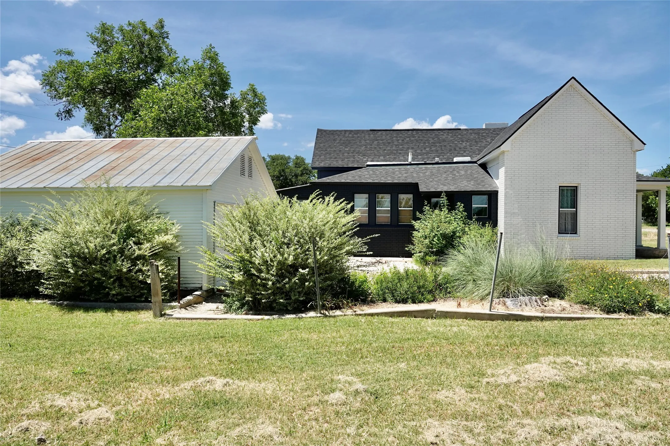 Single Family Residence For Sale in Mills County , 801 Reynolds Street, Goldthwaite, Texas 76844, 2 Bedroom, 2 Bathroom, 1 Garage spaces, 1,317 Sqft, built in 1940, mls#21320610, Real Estate Agent in Goldthwaite, Homes For Sale in Mills county, Homes For Sale in Goldthwaite, Realtor in Goldthwaite Texas, Real Estate Brokerage Independent Realty Texas, Luminita Cordes Realtor