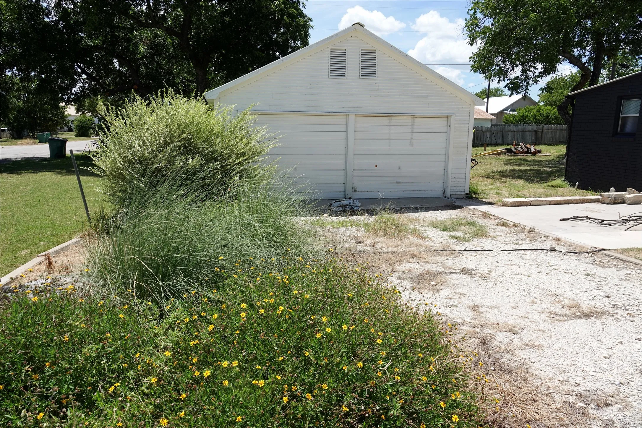 Single Family Residence For Sale in Mills County , 801 Reynolds Street, Goldthwaite, Texas 76844, 2 Bedroom, 2 Bathroom, 1 Garage spaces, 1,317 Sqft, built in 1940, mls#21320610, Real Estate Agent in Goldthwaite, Homes For Sale in Mills county, Homes For Sale in Goldthwaite, Realtor in Goldthwaite Texas, Real Estate Brokerage Independent Realty Texas, Luminita Cordes Realtor