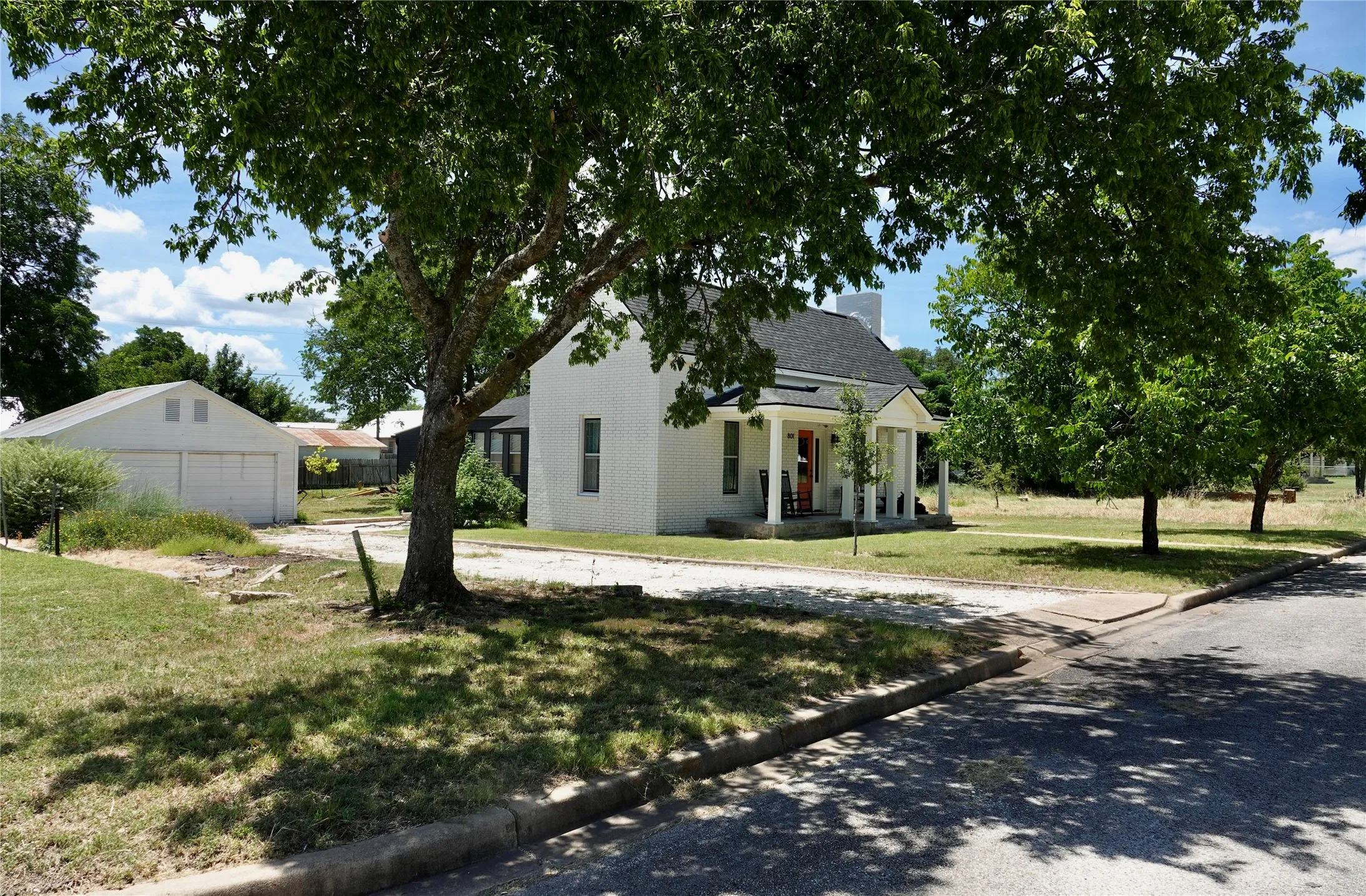 Single Family Residence For Sale in Mills County , 801 Reynolds Street, Goldthwaite, Texas 76844, 2 Bedroom, 2 Bathroom, 1 Garage spaces, 1,317 Sqft, built in 1940, mls#21320610, Real Estate Agent in Goldthwaite, Homes For Sale in Mills county, Homes For Sale in Goldthwaite, Realtor in Goldthwaite Texas, Real Estate Brokerage Independent Realty Texas, Luminita Cordes Realtor