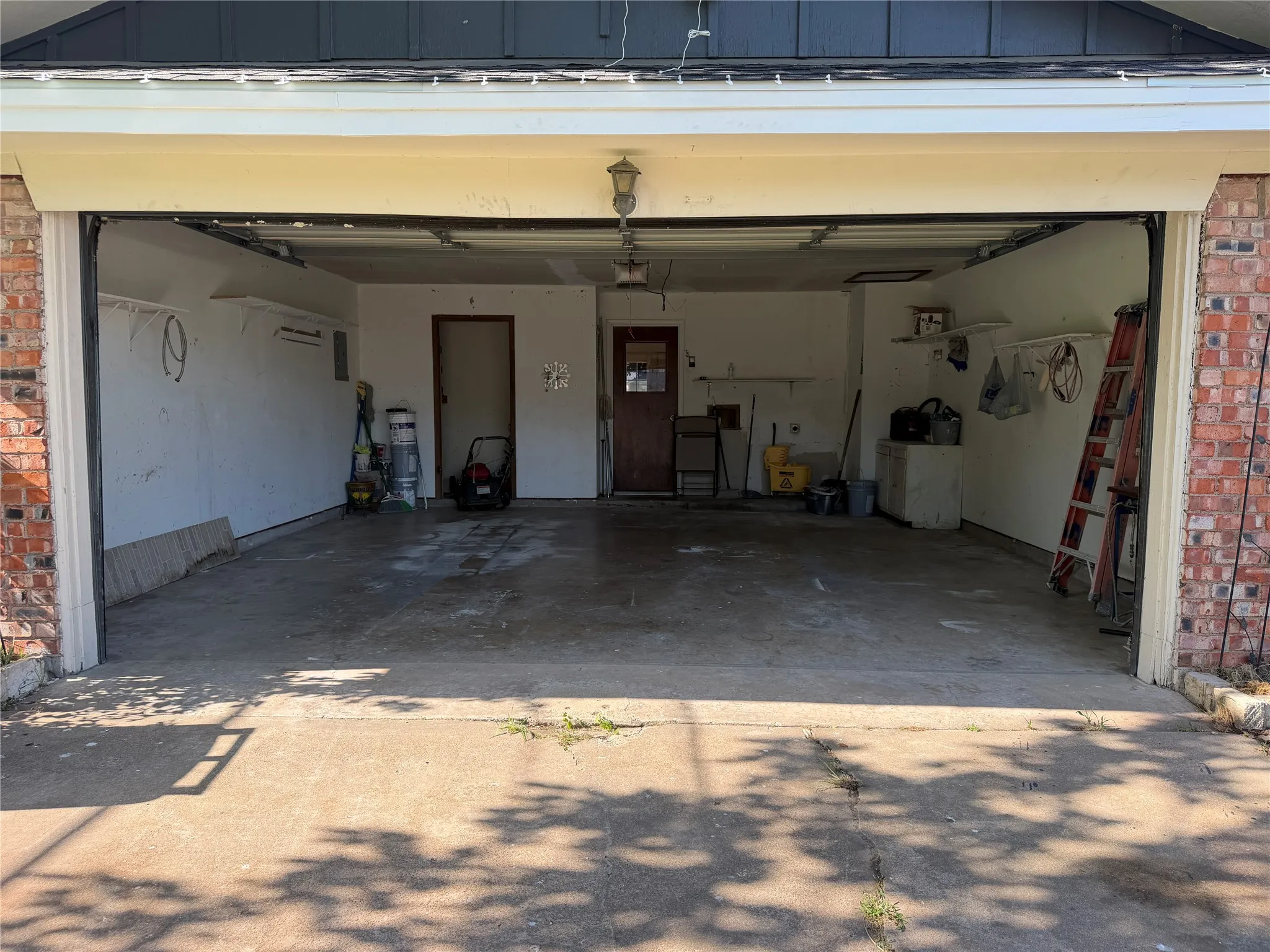 Single Family Residence For Rent in Hunt County , 2406 W Broadview Street, Greenville, Texas 75402, 4 Bedroom, 2 Bathroom, 2 Garage spaces, 1,750 Sqft, built in 1970, mls#21320611, Real Estate Agent in Greenville, Homes For Rent in Hunt county, Homes For Rent in Greenville, Realtor in Greenville Texas, Real Estate Brokerage Independent Realty Texas, Luminita Cordes Realtor