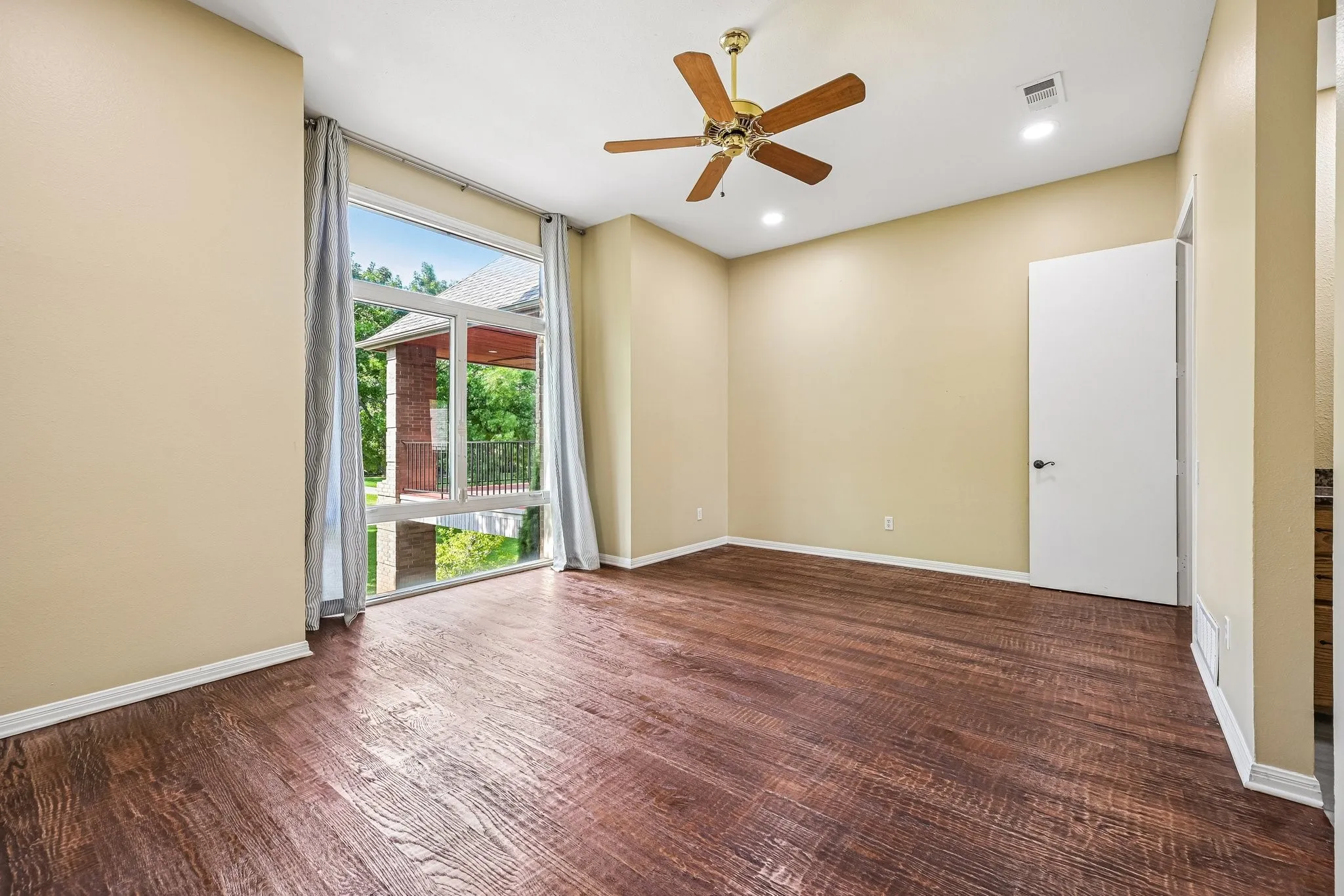 Single Family Residence For Sale in Denton County , 2237 High Country Drive, Carrollton, Texas 75007, 5 Bedroom, 4 Bathroom, 4 Garage spaces, 5,231 Sqft, built in 1991, mls#21315104, Real Estate Agent in Carrollton, Homes For Sale in Denton county, Homes For Sale in Carrollton, Realtor in Carrollton Texas, Real Estate Brokerage Independent Realty Texas, Luminita Cordes Realtor