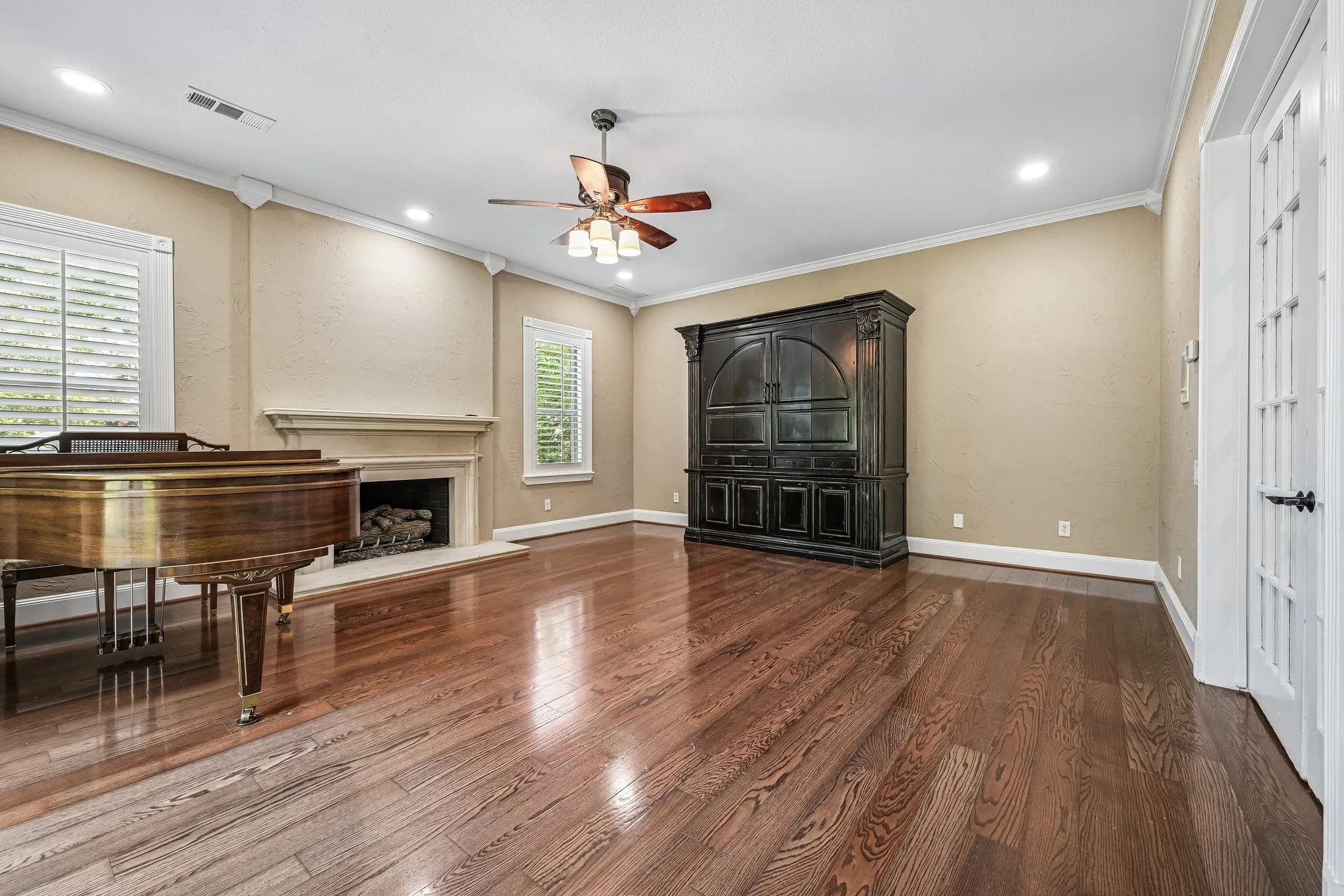 Single Family Residence For Sale in Denton County , 2237 High Country Drive, Carrollton, Texas 75007, 5 Bedroom, 4 Bathroom, 4 Garage spaces, 5,231 Sqft, built in 1991, mls#21315104, Real Estate Agent in Carrollton, Homes For Sale in Denton county, Homes For Sale in Carrollton, Realtor in Carrollton Texas, Real Estate Brokerage Independent Realty Texas, Luminita Cordes Realtor
