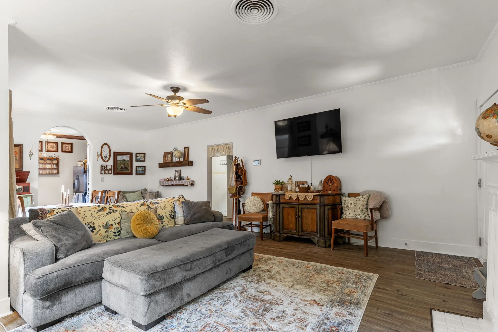 Living area featuring an arched doorway to the kitchen