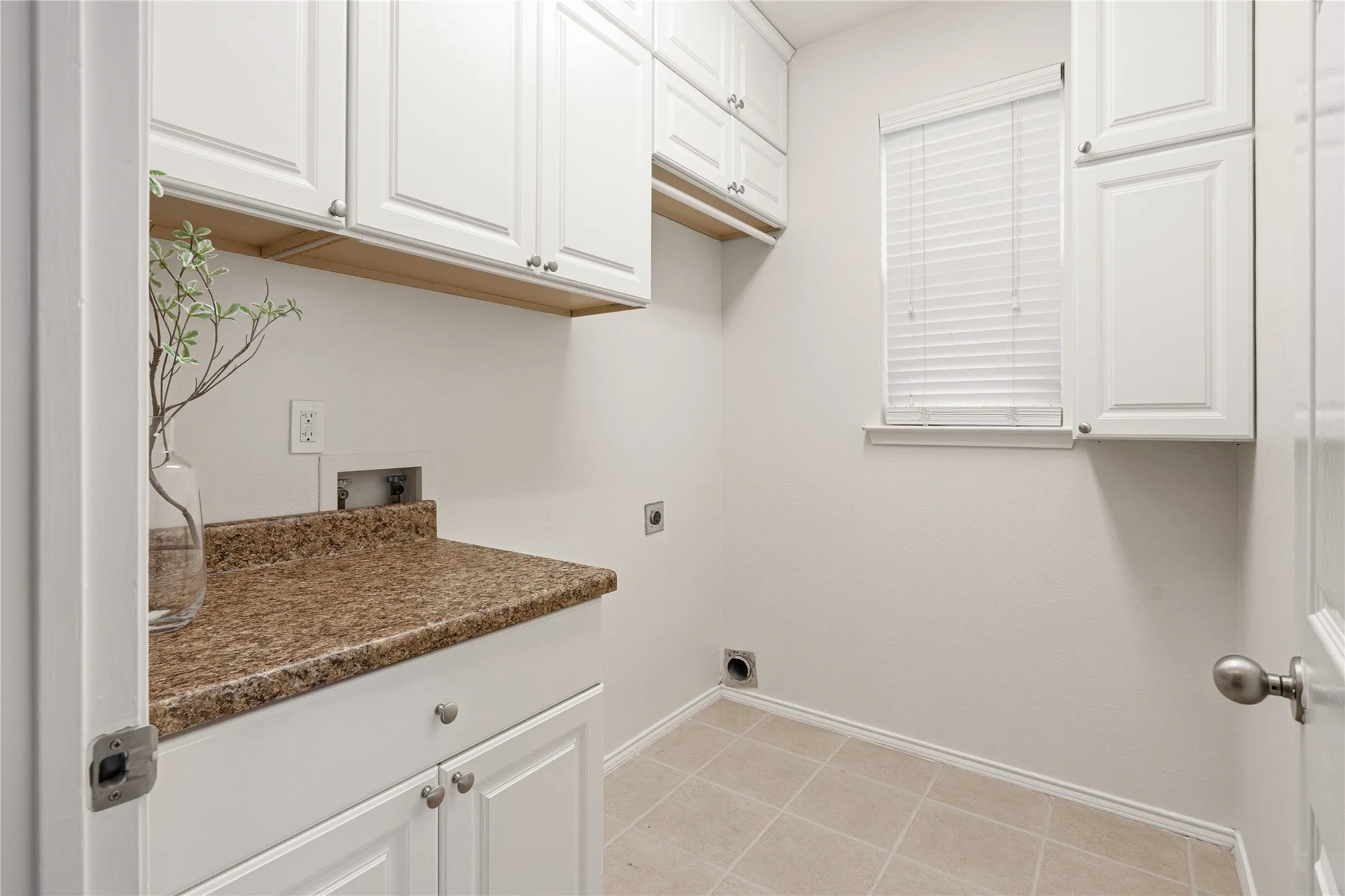 Single Family Residence For Sale in Tarrant County , 1007 Dover Heights Trail, Mansfield, Texas 76063, 4 Bedroom, 4 Bathroom, 3 Garage spaces, 3,029 Sqft, built in 2002, mls#21319751, Real Estate Agent in Mansfield, Homes For Sale in Tarrant county, Homes For Sale in Mansfield, Realtor in Mansfield Texas, Real Estate Brokerage Independent Realty Texas, Luminita Cordes Realtor