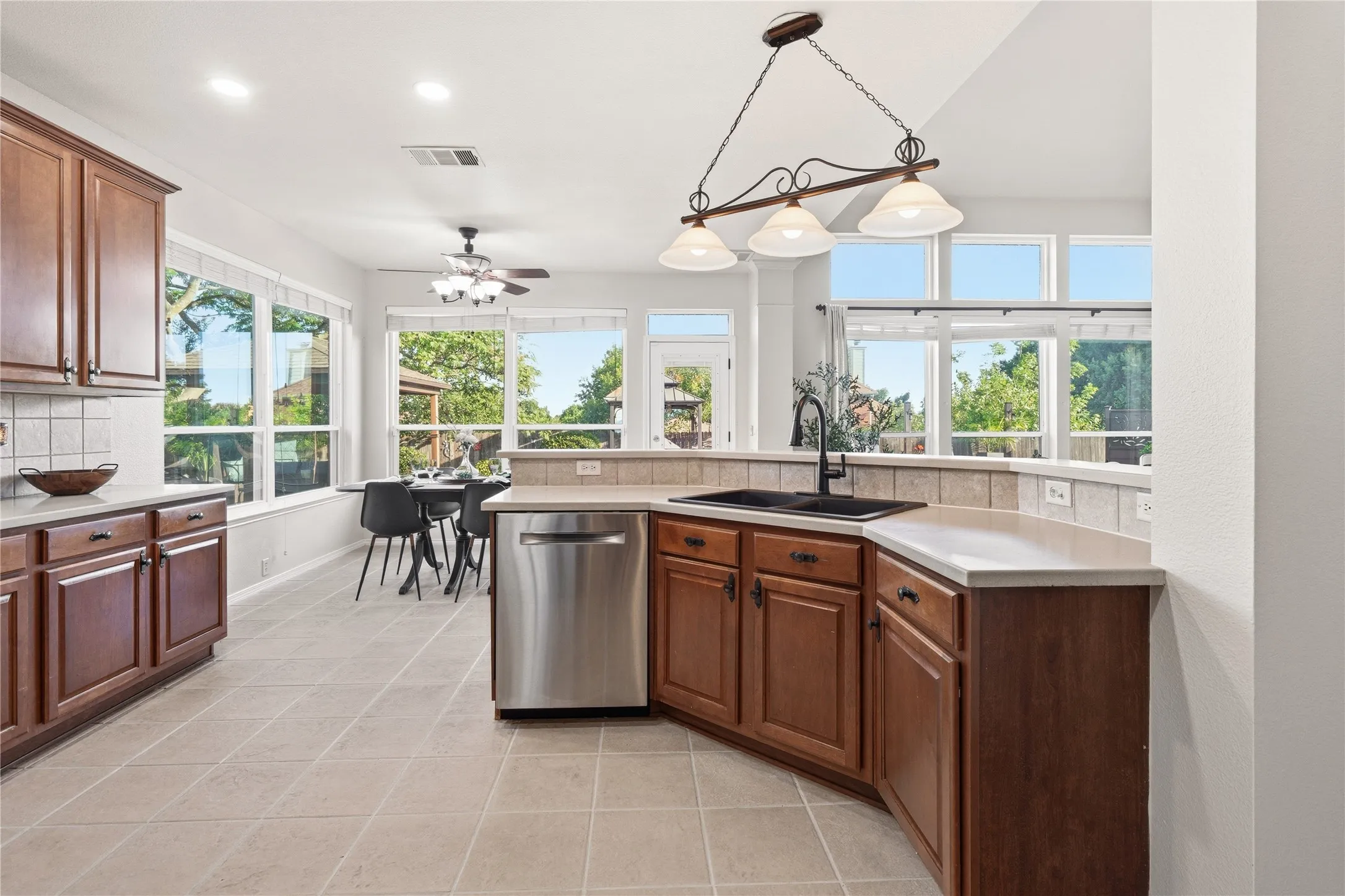 Single Family Residence For Sale in Tarrant County , 1007 Dover Heights Trail, Mansfield, Texas 76063, 4 Bedroom, 4 Bathroom, 3 Garage spaces, 3,029 Sqft, built in 2002, mls#21319751, Real Estate Agent in Mansfield, Homes For Sale in Tarrant county, Homes For Sale in Mansfield, Realtor in Mansfield Texas, Real Estate Brokerage Independent Realty Texas, Luminita Cordes Realtor