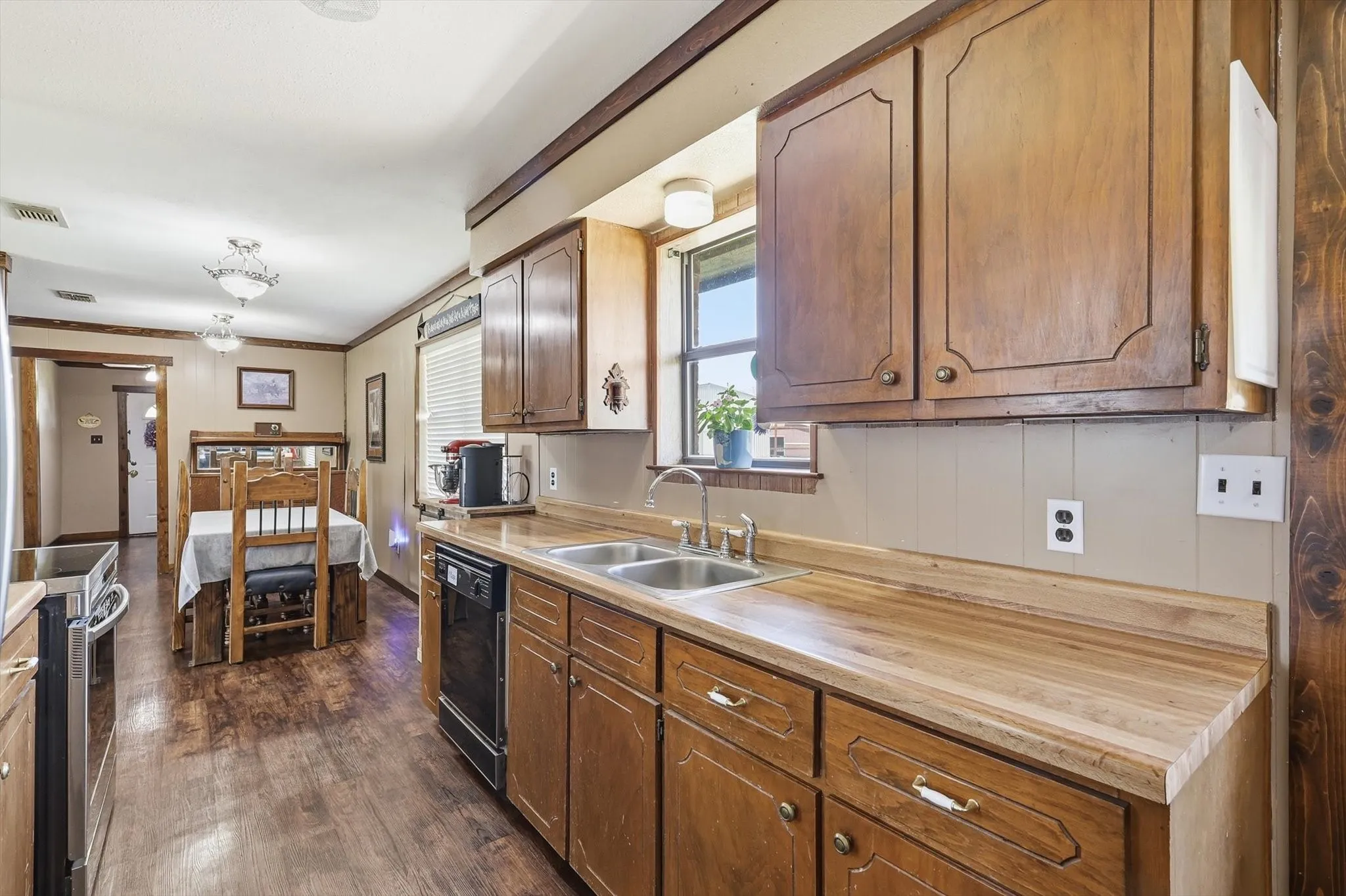 Single Family Residence For Sale in Denton County , 9238 Indian Trail, Sanger, Texas 76266, 4 Bedroom, 2 Bathroom, Garage spaces, 1,675 Sqft, built in 1985, mls#21320710, Real Estate Agent in Sanger, Homes For Sale in Denton county, Homes For Sale in Sanger, Realtor in Sanger Texas, Real Estate Brokerage Independent Realty Texas, Luminita Cordes Realtor