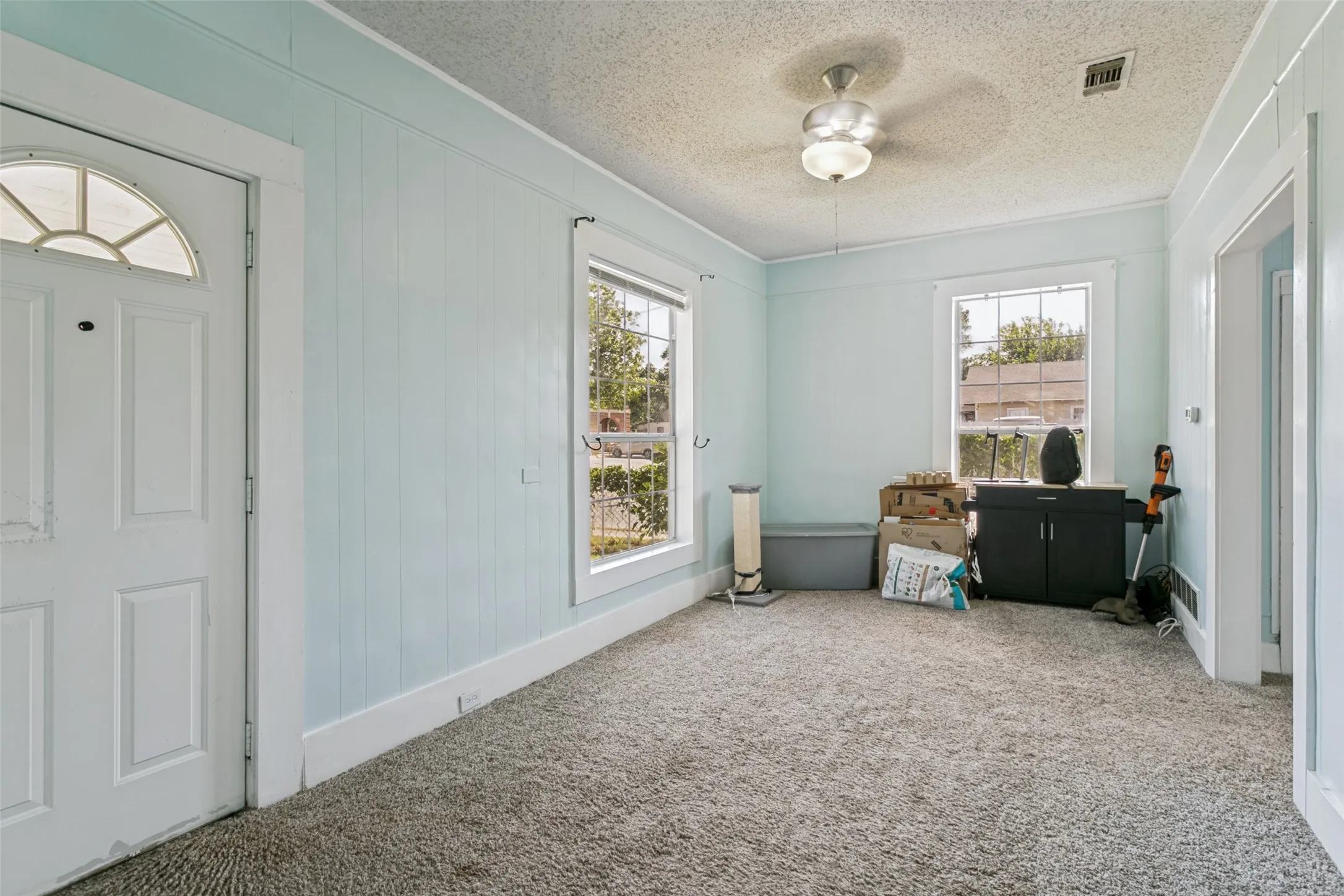Single Family Residence For Sale in Tarrant County , 3332 Avenue I, Fort Worth, Texas 76105, 2 Bedroom, 2 Bathroom, Garage spaces, 1,040 Sqft, built in 1920, mls#21317436, Real Estate Agent in Fort Worth, Homes For Sale in Tarrant county, Homes For Sale in Fort Worth, Realtor in Fort Worth Texas, Real Estate Brokerage Independent Realty Texas, Luminita Cordes Realtor