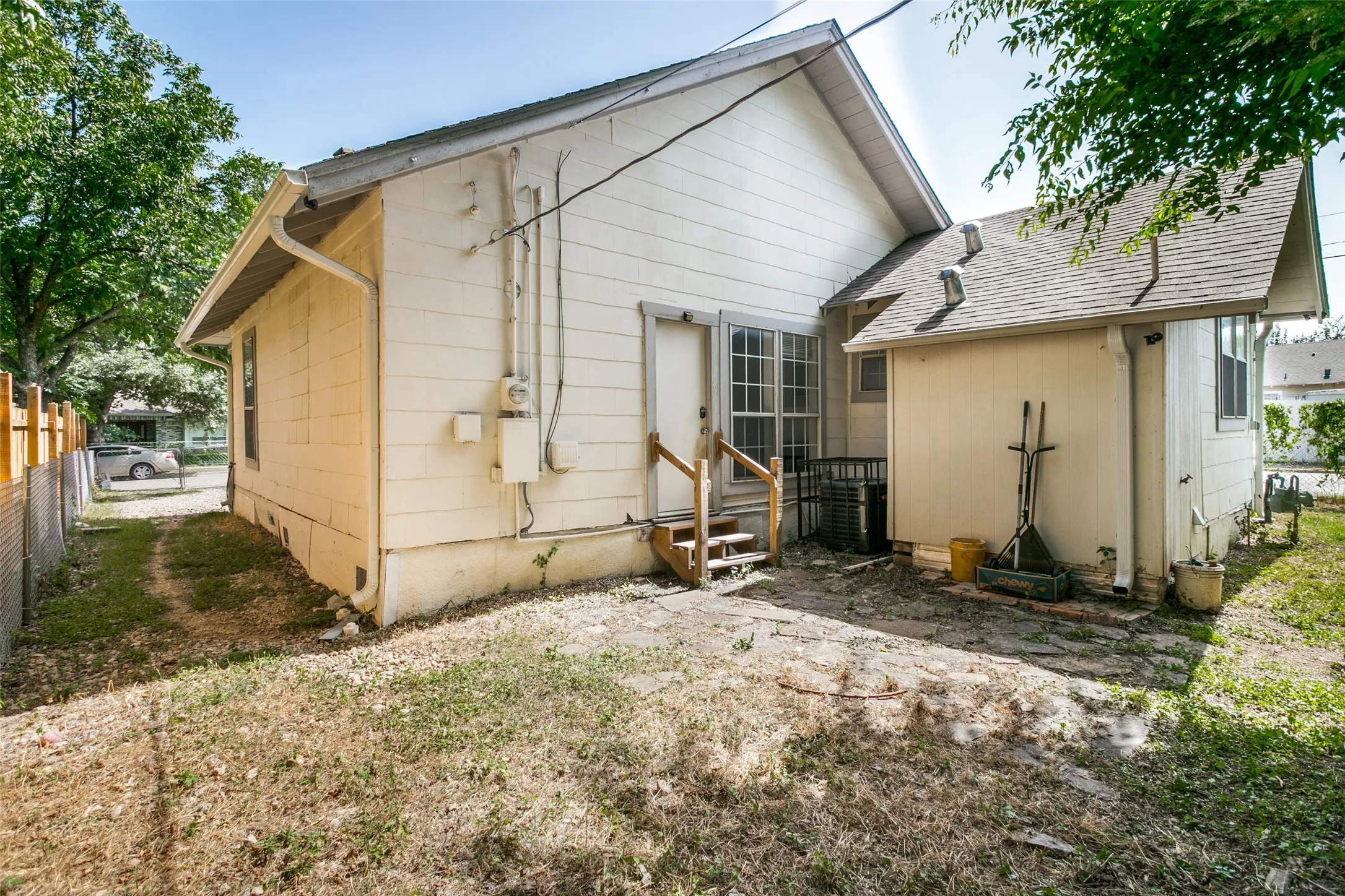 Single Family Residence For Sale in Tarrant County , 3332 Avenue I, Fort Worth, Texas 76105, 2 Bedroom, 2 Bathroom, Garage spaces, 1,040 Sqft, built in 1920, mls#21317436, Real Estate Agent in Fort Worth, Homes For Sale in Tarrant county, Homes For Sale in Fort Worth, Realtor in Fort Worth Texas, Real Estate Brokerage Independent Realty Texas, Luminita Cordes Realtor