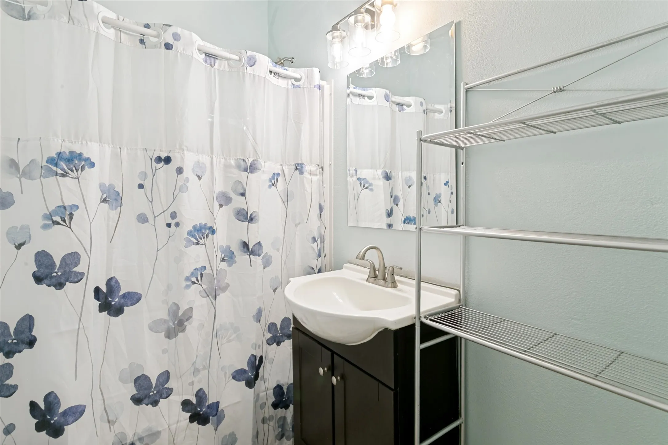 Single Family Residence For Sale in Tarrant County , 3332 Avenue I, Fort Worth, Texas 76105, 2 Bedroom, 2 Bathroom, Garage spaces, 1,040 Sqft, built in 1920, mls#21317436, Real Estate Agent in Fort Worth, Homes For Sale in Tarrant county, Homes For Sale in Fort Worth, Realtor in Fort Worth Texas, Real Estate Brokerage Independent Realty Texas, Luminita Cordes Realtor