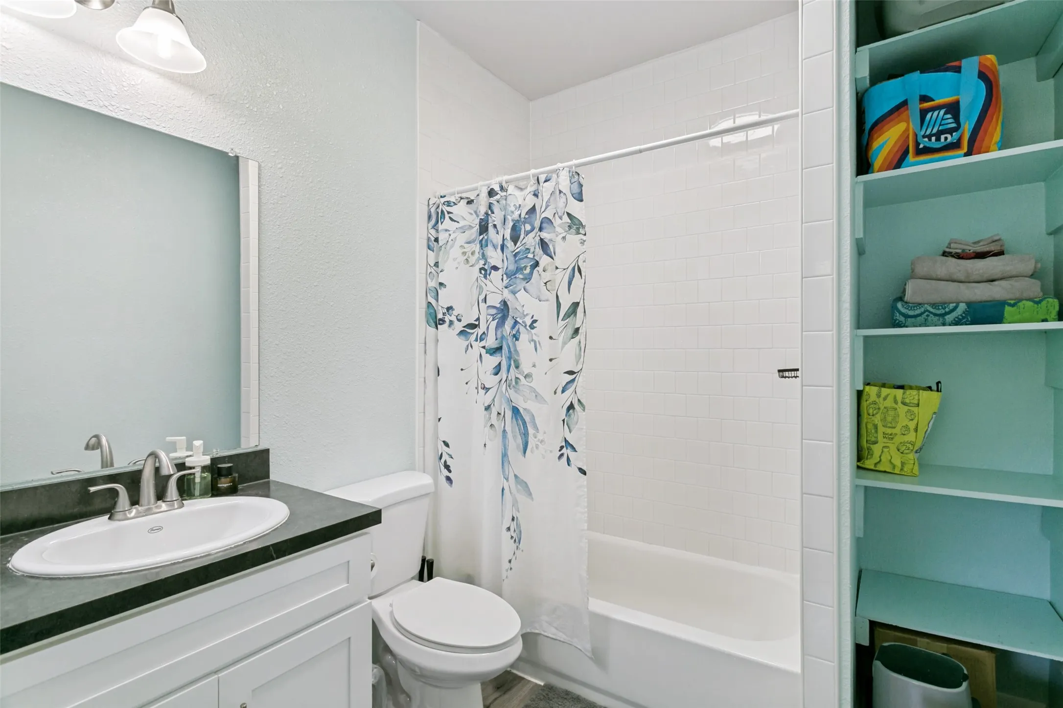 Single Family Residence For Sale in Tarrant County , 3332 Avenue I, Fort Worth, Texas 76105, 2 Bedroom, 2 Bathroom, Garage spaces, 1,040 Sqft, built in 1920, mls#21317436, Real Estate Agent in Fort Worth, Homes For Sale in Tarrant county, Homes For Sale in Fort Worth, Realtor in Fort Worth Texas, Real Estate Brokerage Independent Realty Texas, Luminita Cordes Realtor